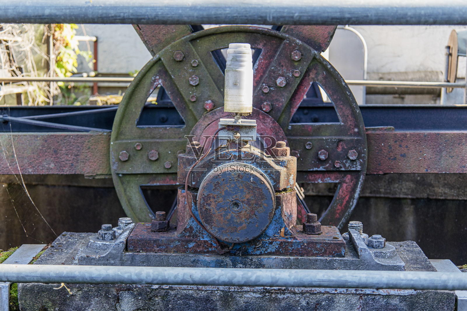 一座废弃水电站的电机照片摄影图片