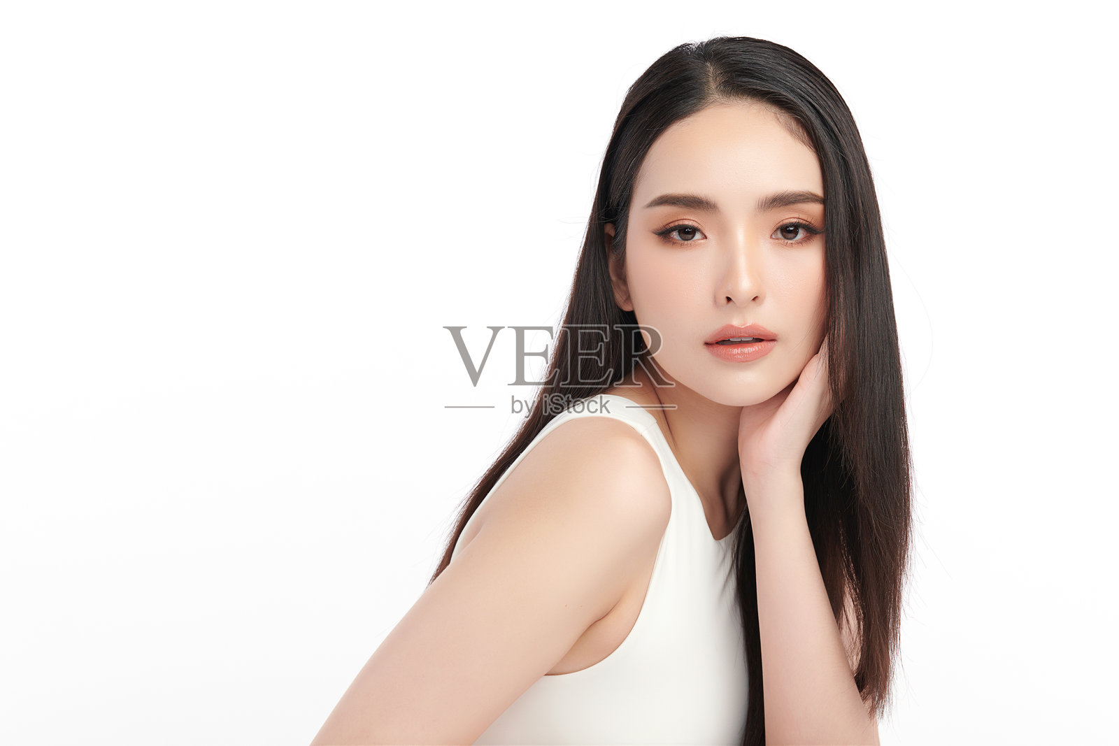 一位年轻美丽的亚洲女性，肌肤洁净清新，背景为白色。涉及护肤、面部护理、美容学、美妆及水疗。这是一幅优雅的亚洲女性肖像。照片摄影图片