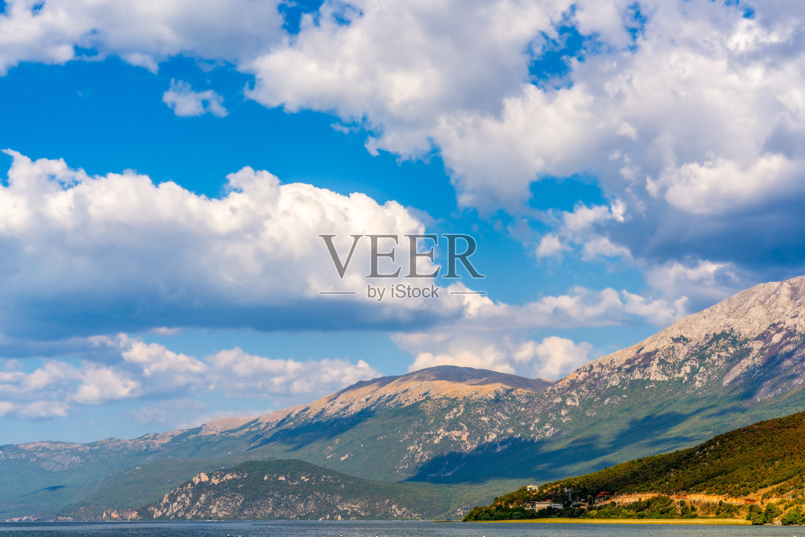 阿尔巴尼亚波格拉德克附近，晴朗多云天气下奥赫里德湖及周边山脉的全景视图照片摄影图片