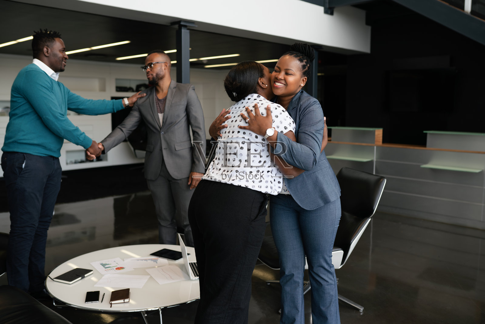 温馨友好的办公室会议，握手致意照片摄影图片