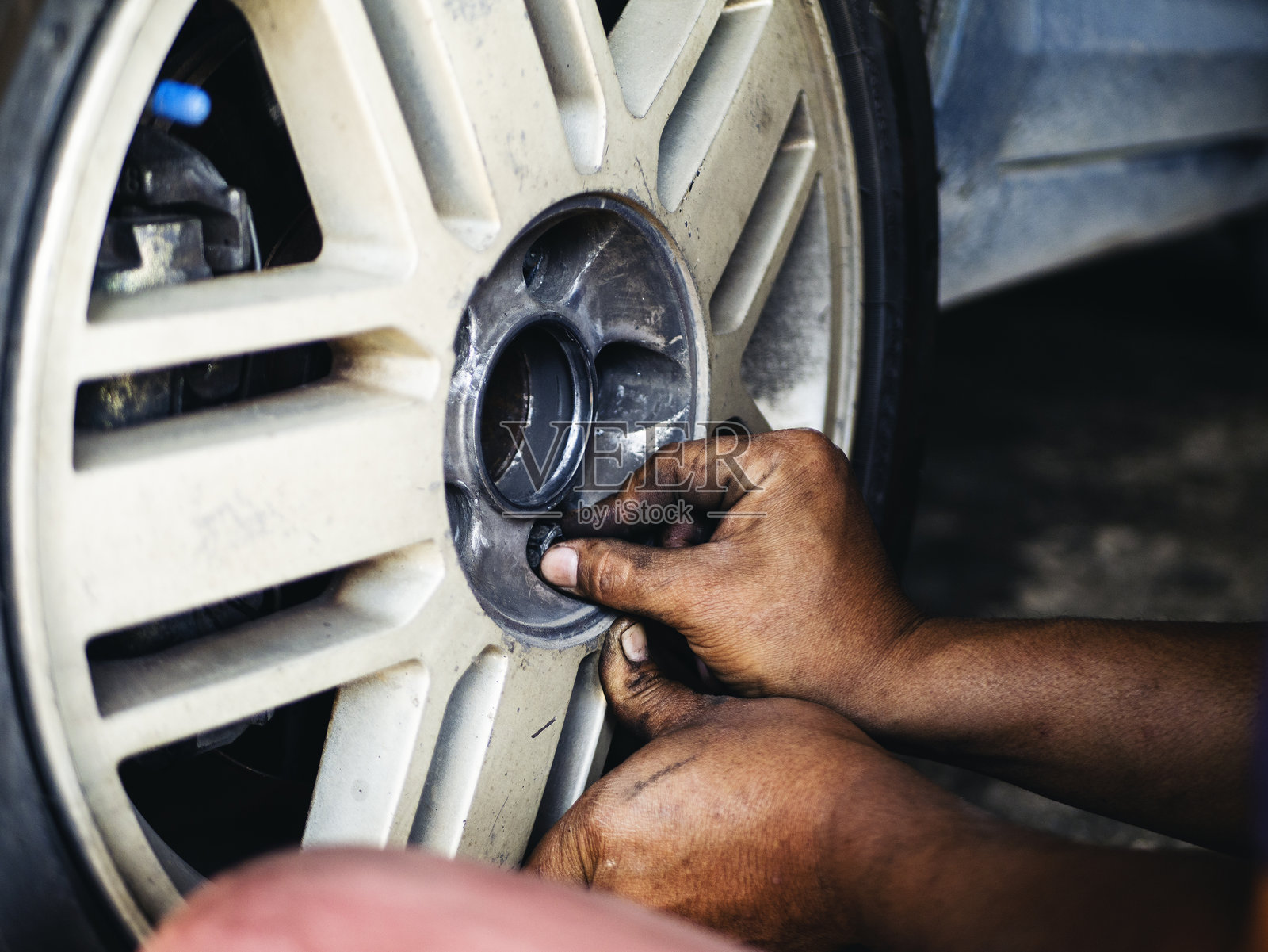 汽车修理工在户外检查轮胎，提供汽车移动中心服务。技术人员在车间检查轮胎和汽车发动机照片摄影图片