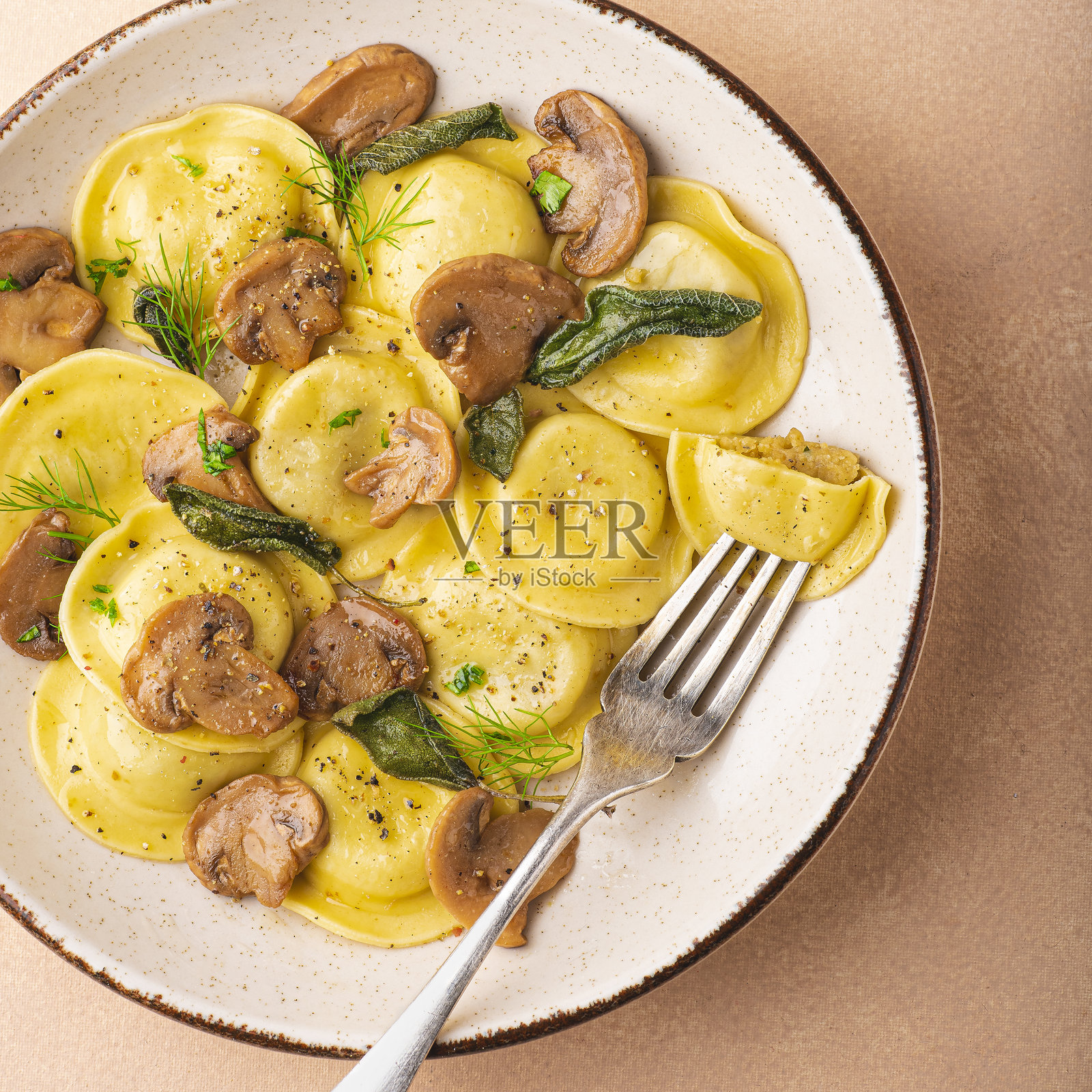 意大利饺配蘑菇馅、香草和黑胡椒。冬季意大利美食，方形构图照片摄影图片