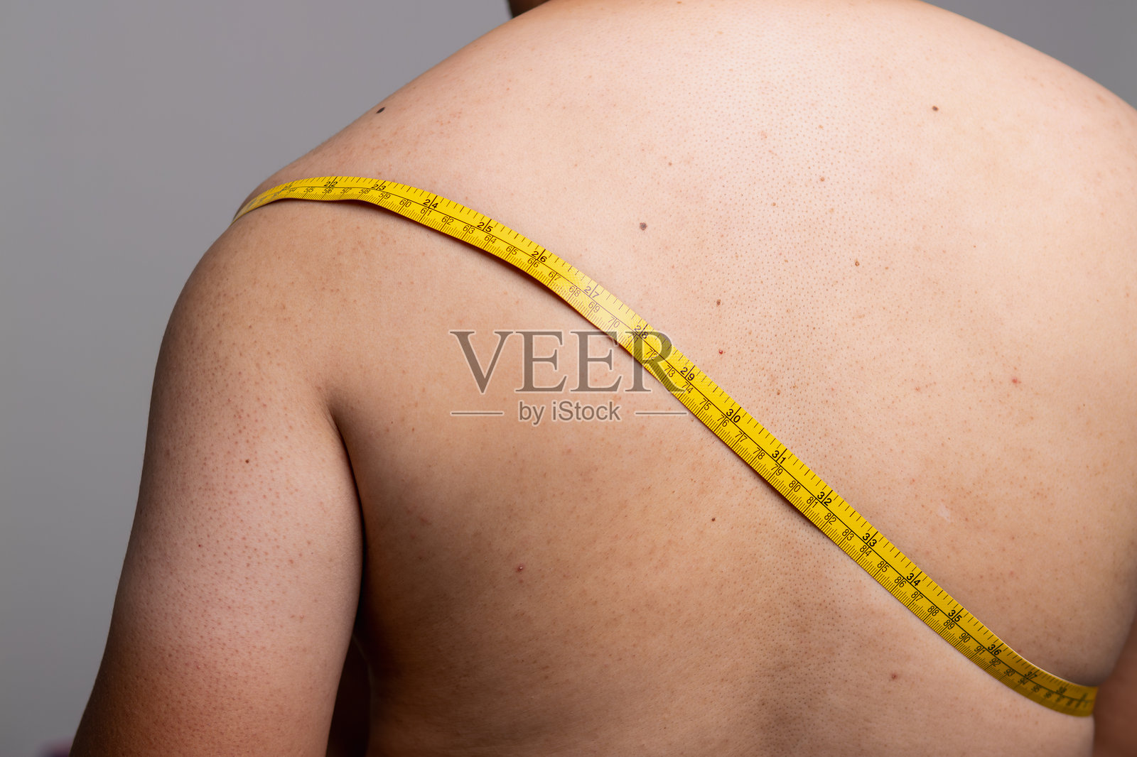 测量身体尺寸，健身洞察，工作室场景，特写镜头，健康概念照片摄影图片