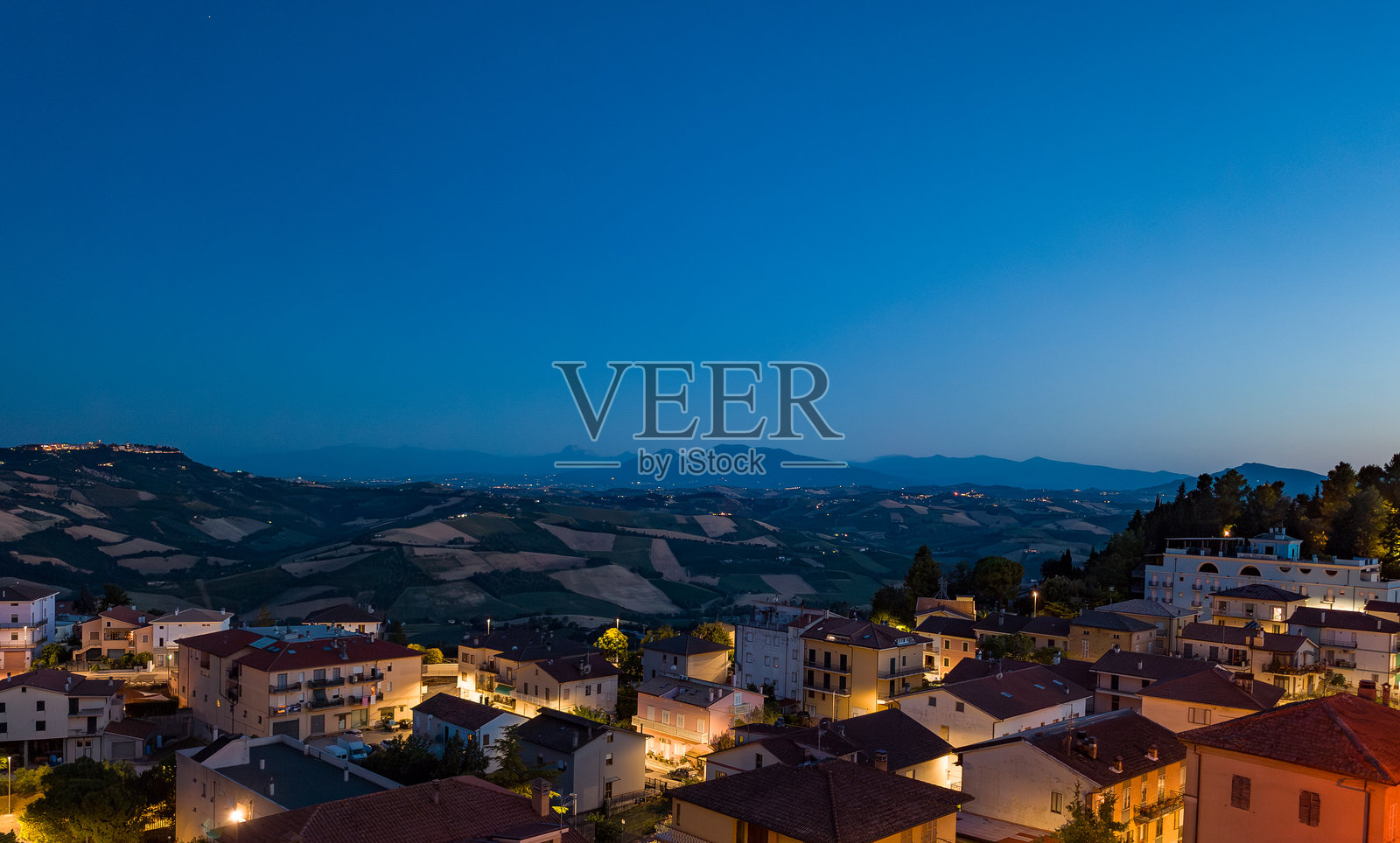 意大利蒙特菲奥雷德尔阿索的日落，俯瞰马尔凯丘陵照片摄影图片