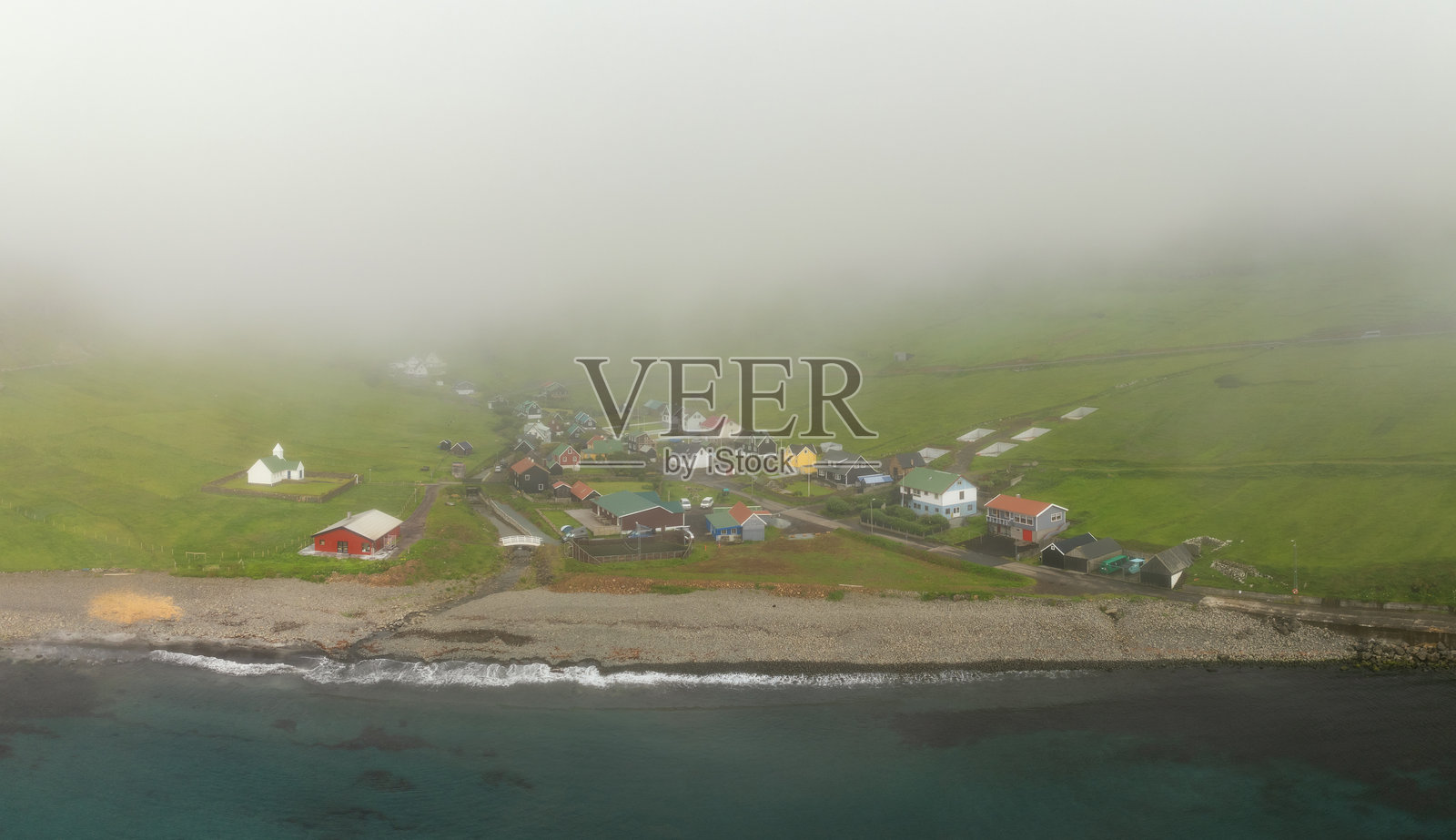 法罗群岛桑多伊岛达鲁尔村在高雾笼罩下的景色照片摄影图片