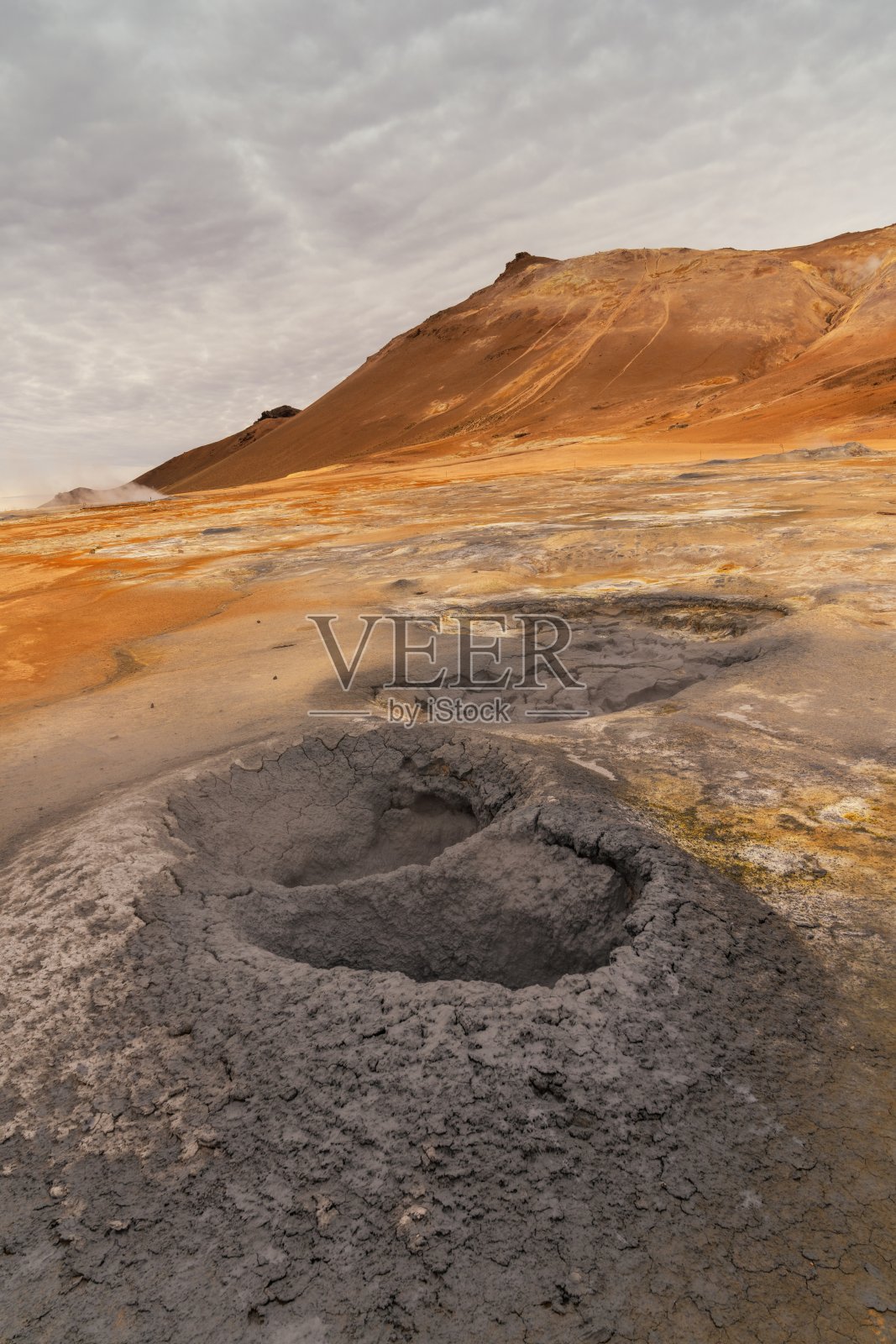 冰岛北部米湖地区赫弗尔地热区的泥浆池景观照片摄影图片