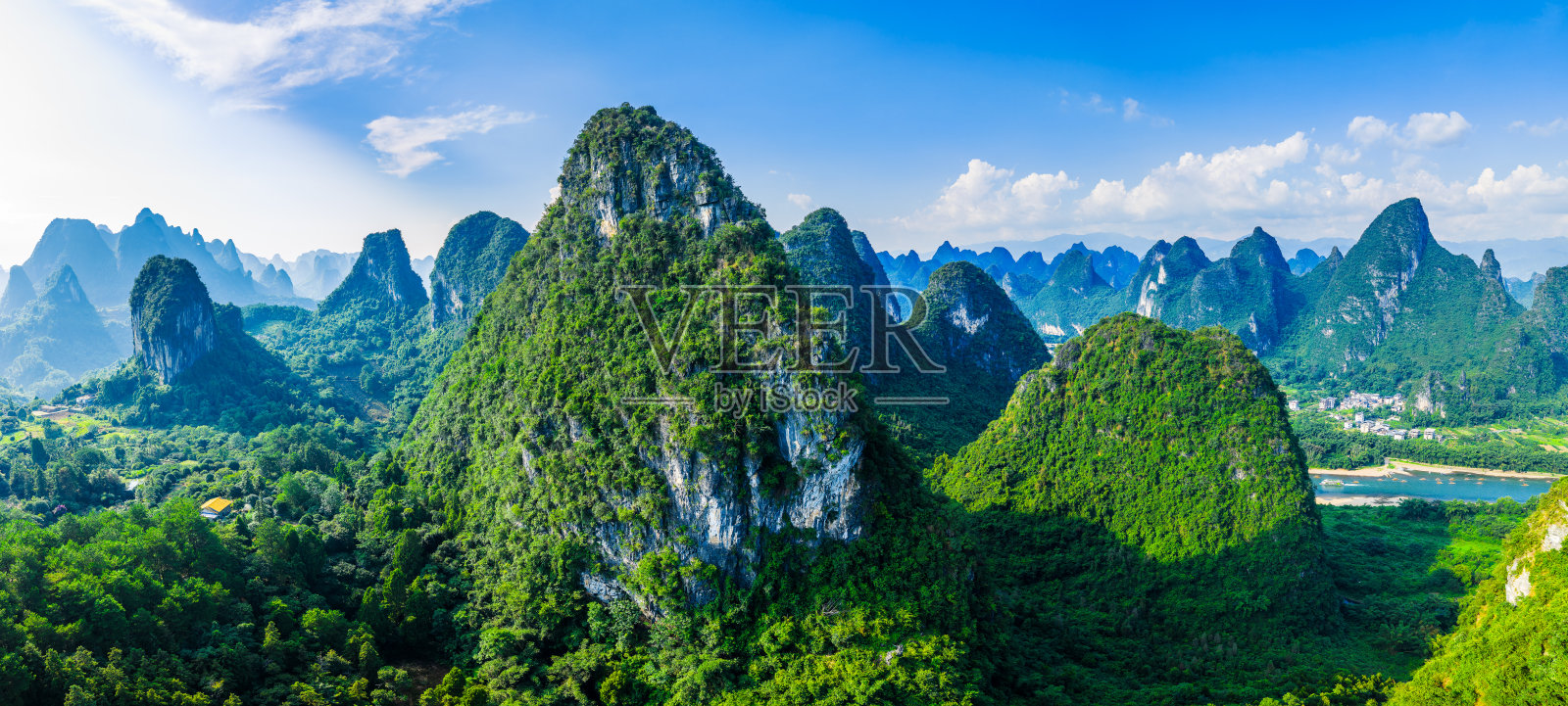 桂林著名的喀斯特山峰与葱郁的森林照片摄影图片