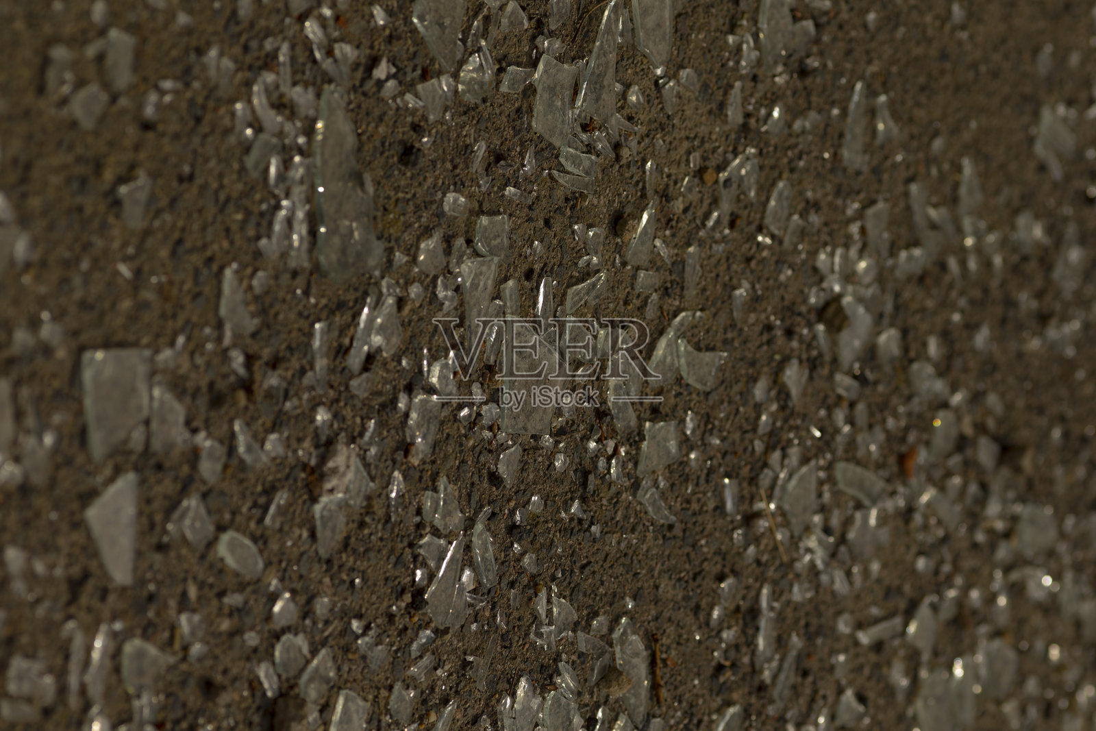 图片显示了带有零星小石头的棕色表面的特写照片摄影图片