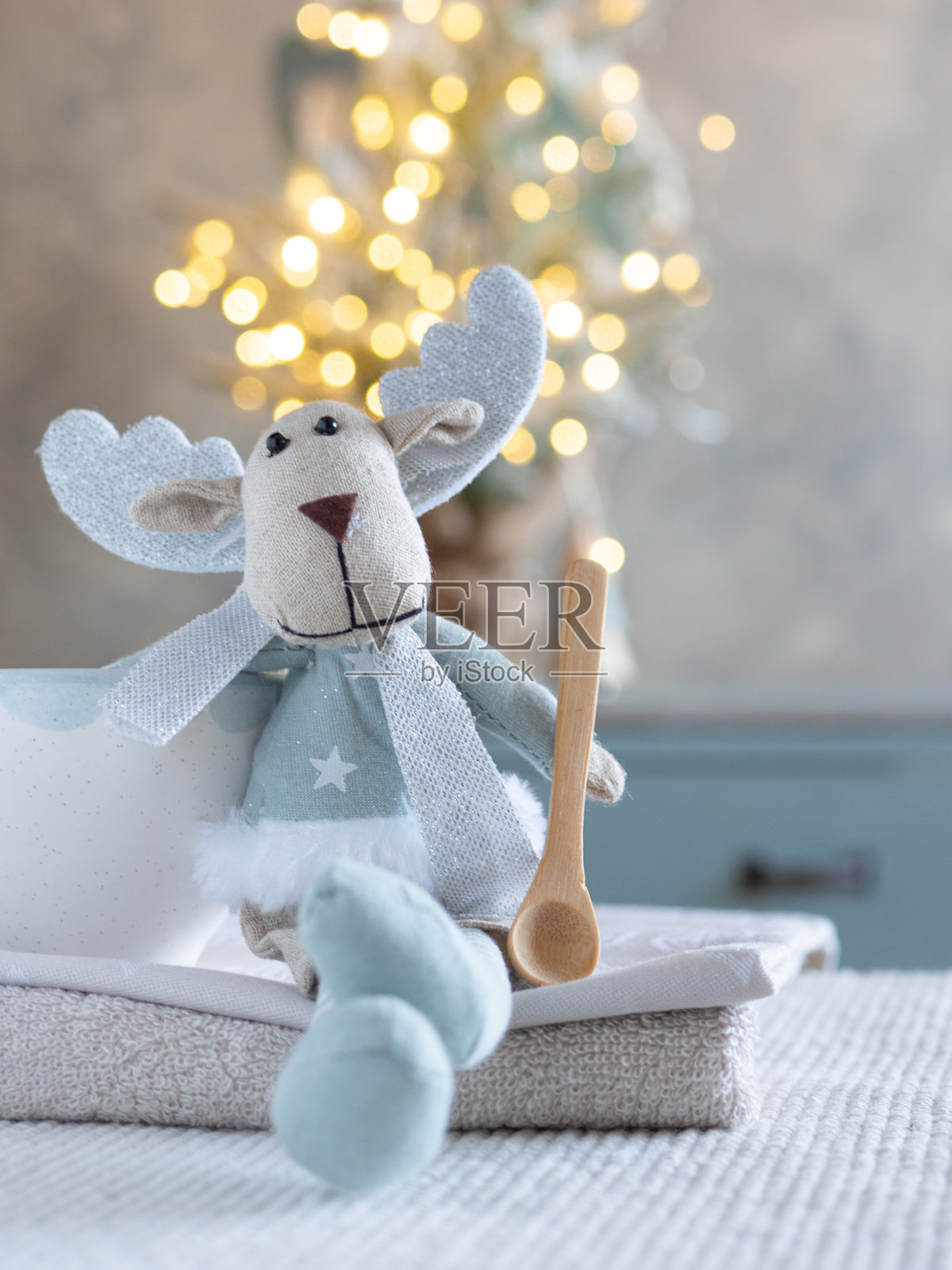 圣诞驼鹿玩具拿着小木勺照片摄影图片