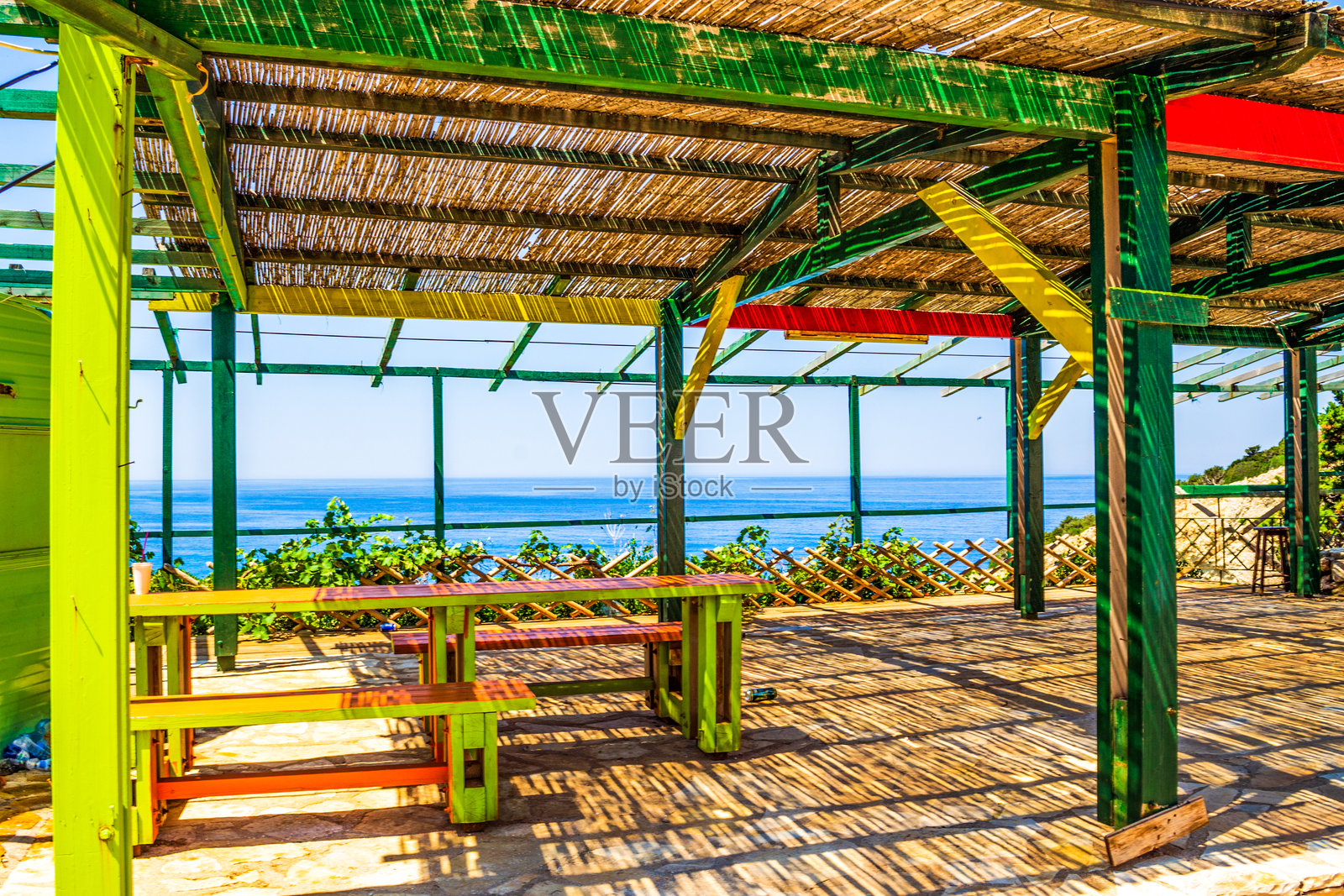 莱夫卡达岛波尔图卡齐基海滩的观景台照片摄影图片