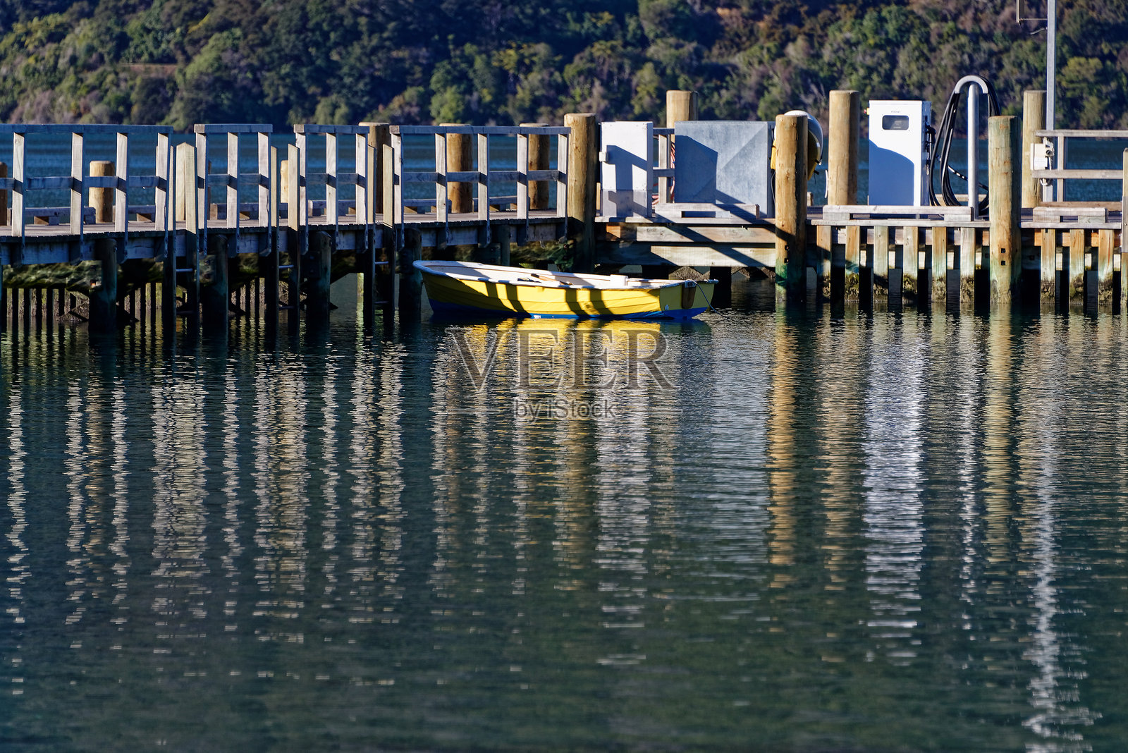 一条黄色的小船系在码头上照片摄影图片