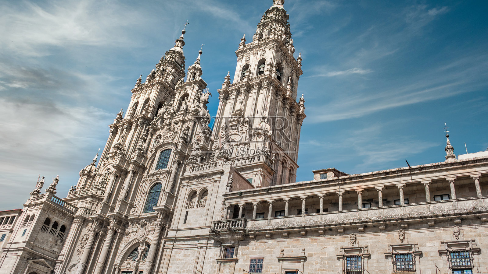 西班牙圣地亚哥-德孔波斯特拉天主教堂的钟楼和巴洛克式立面照片摄影图片