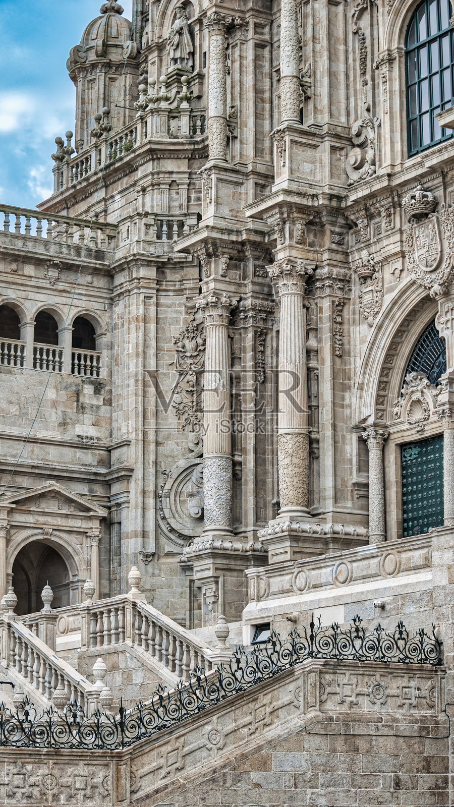 西班牙圣地亚哥-德孔波斯特拉哥特式和巴洛克式大教堂的台阶照片摄影图片