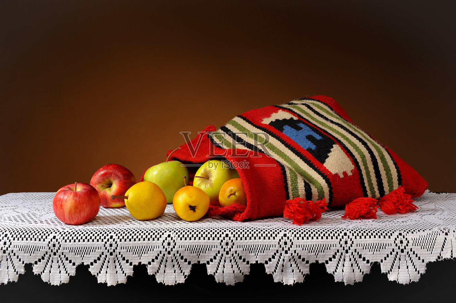 静物，新鲜的苹果，工作室里的羊毛袋照片摄影图片