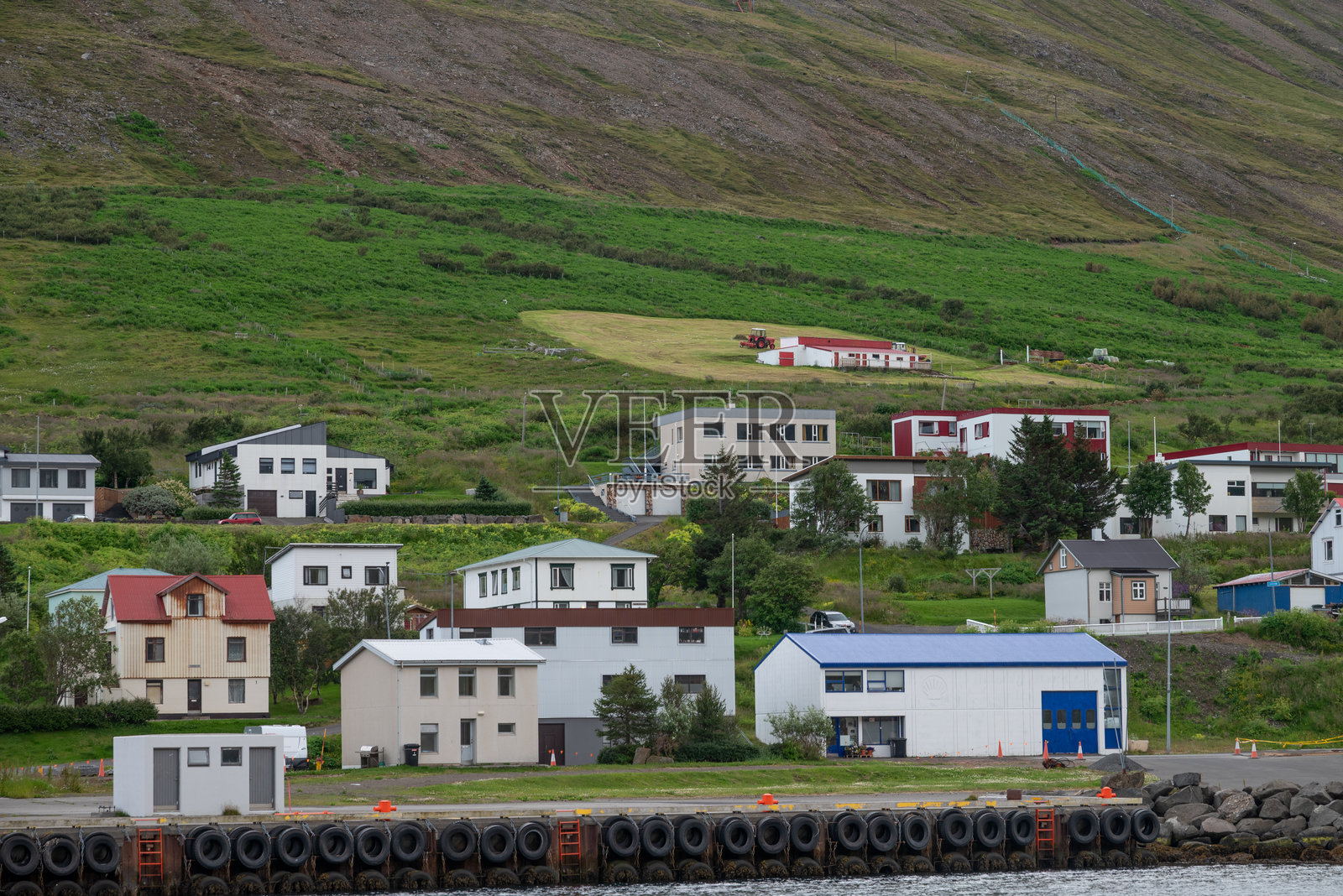 冰岛北部奥拉夫斯峡湾镇的夏日风光照片摄影图片