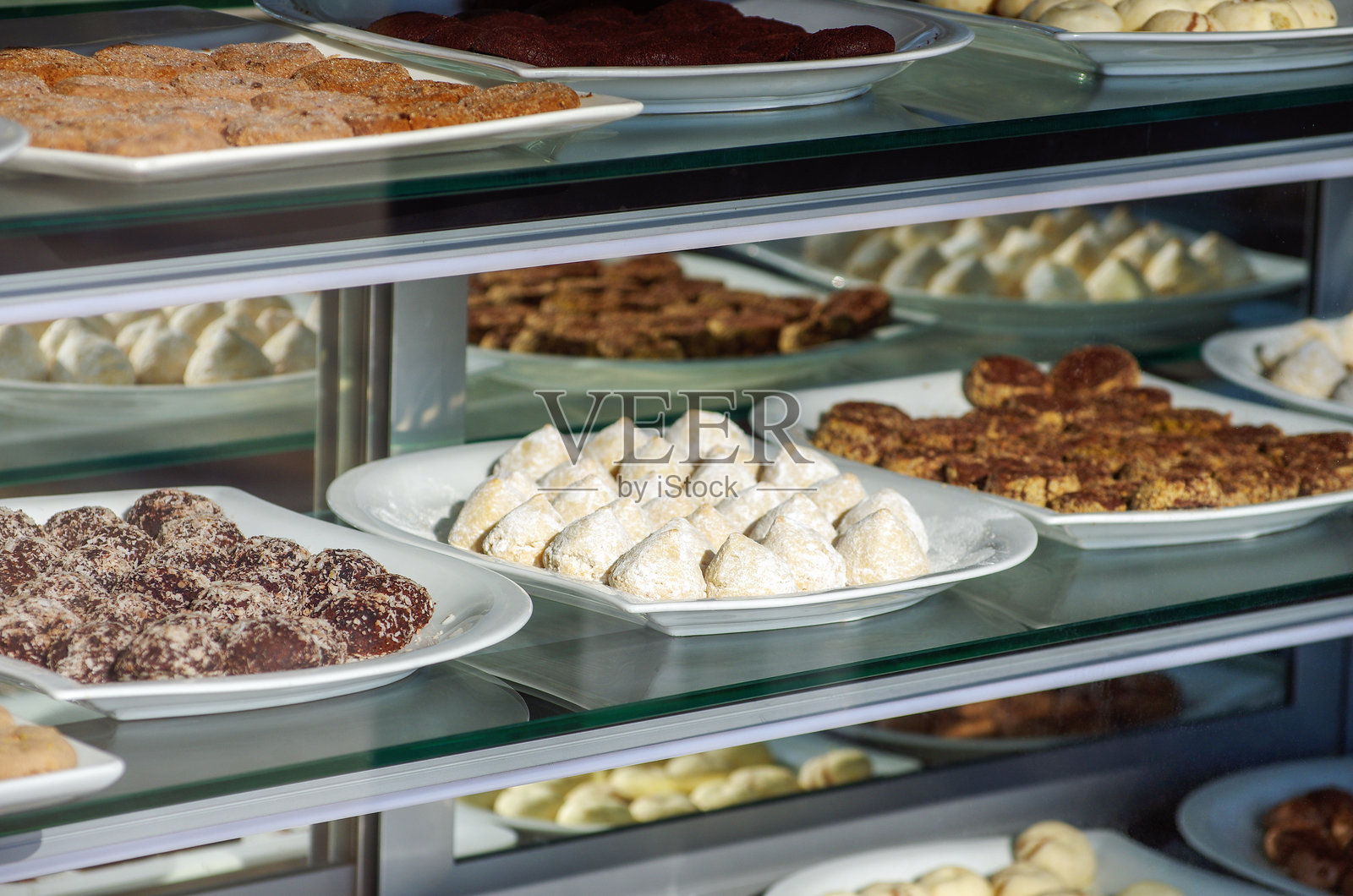 糕点店，各式各样的蛋糕。照片摄影图片