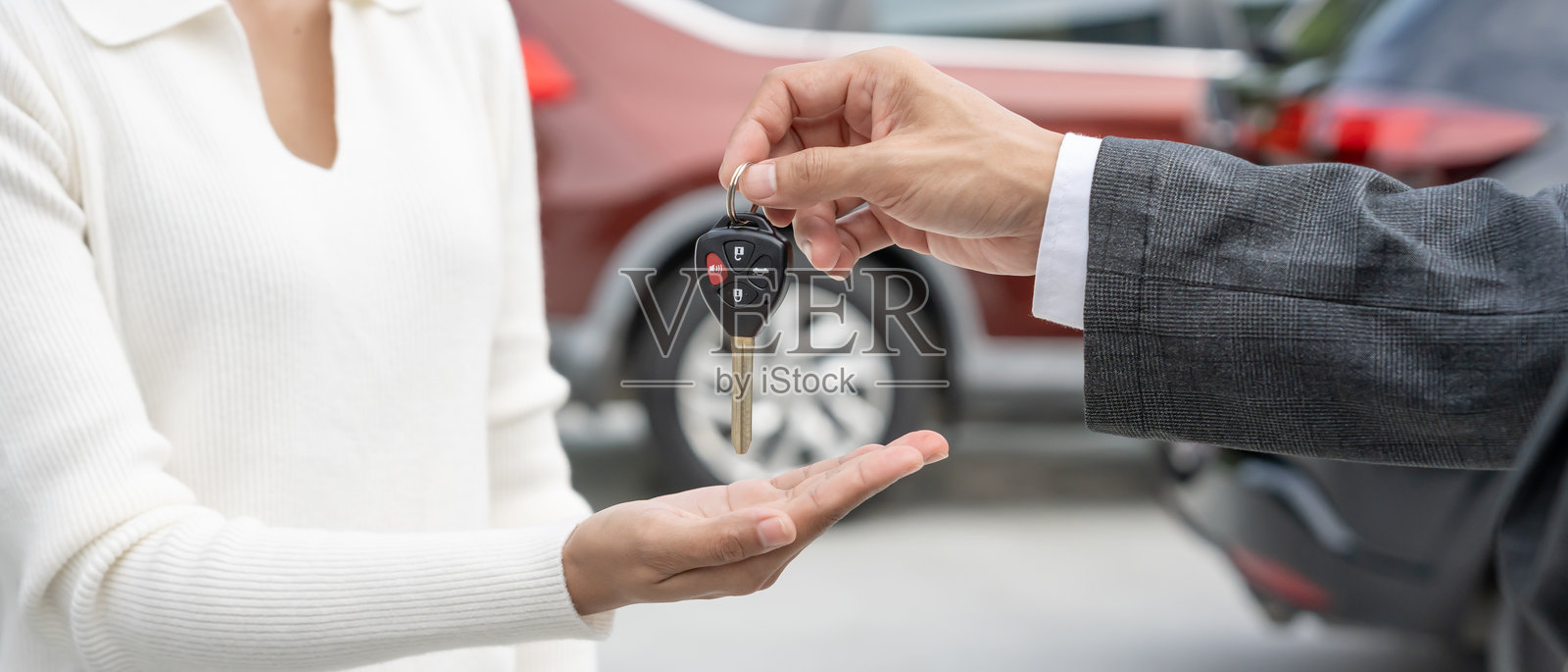 租赁，租车，出售，购买。经销商经理将车钥匙交给新车主。销售，信贷贷款，车辆租赁，保险，租用，卖家，经销商，分期付款，汽车护理业务照片摄影图片