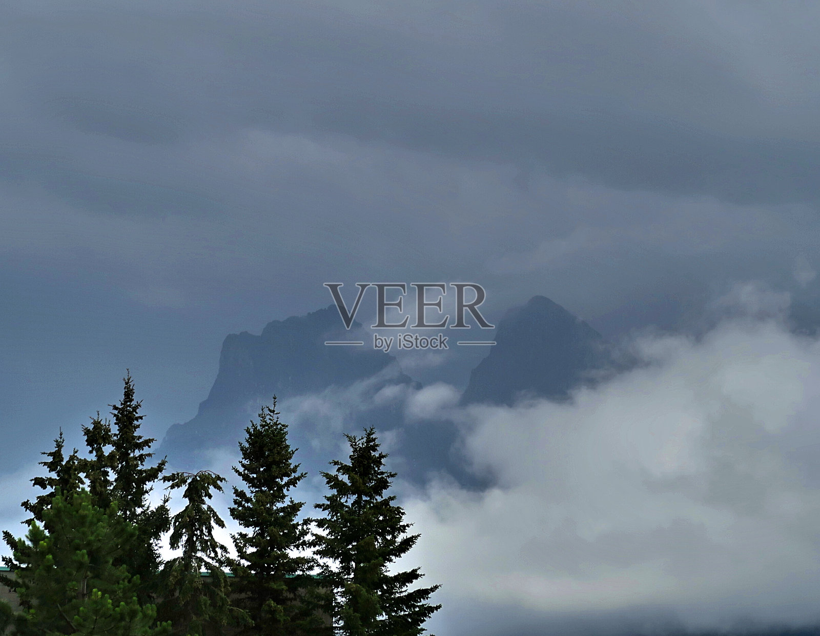 双峰，薄雾与松树照片摄影图片