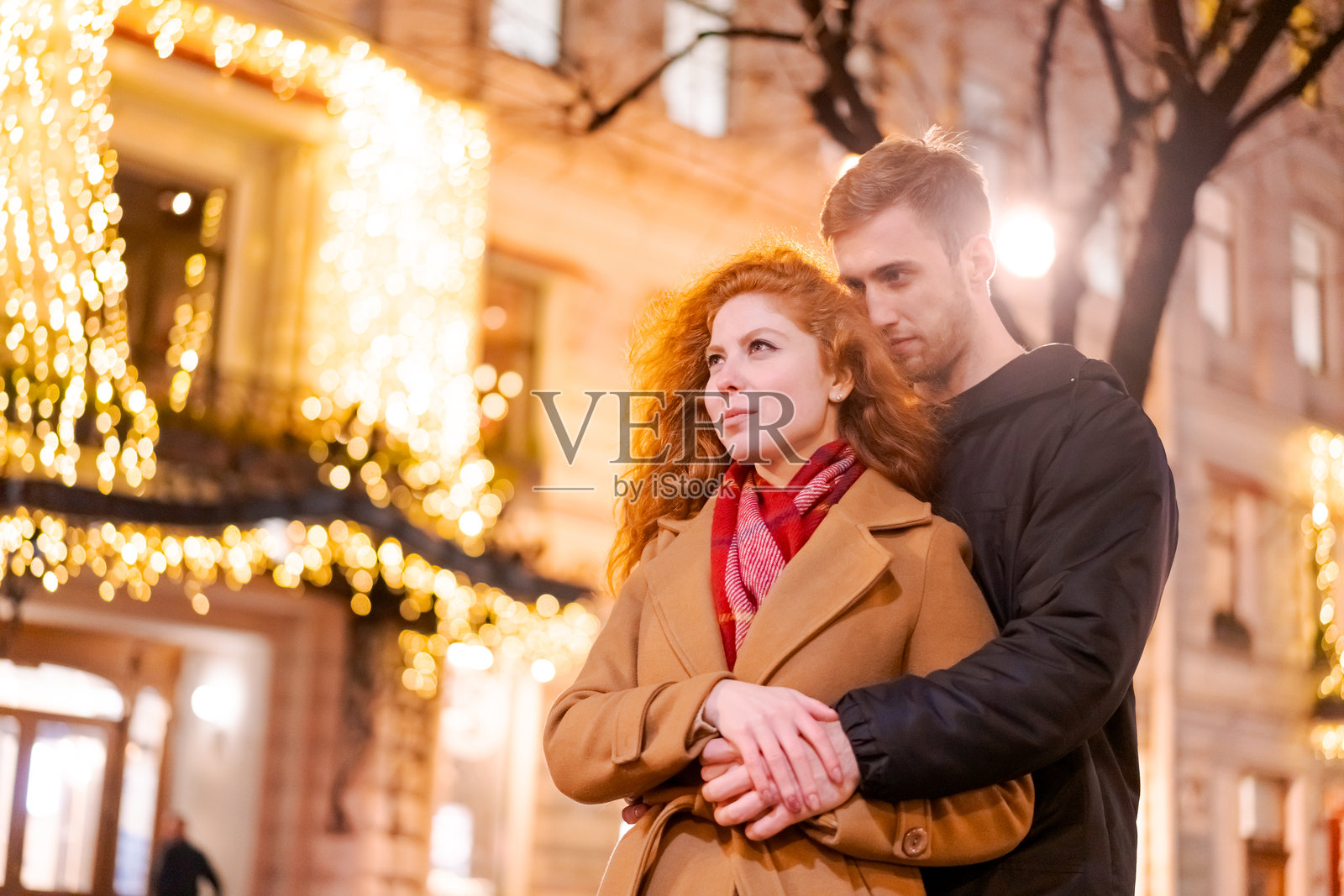 一对男女站在一栋建筑前照片摄影图片
