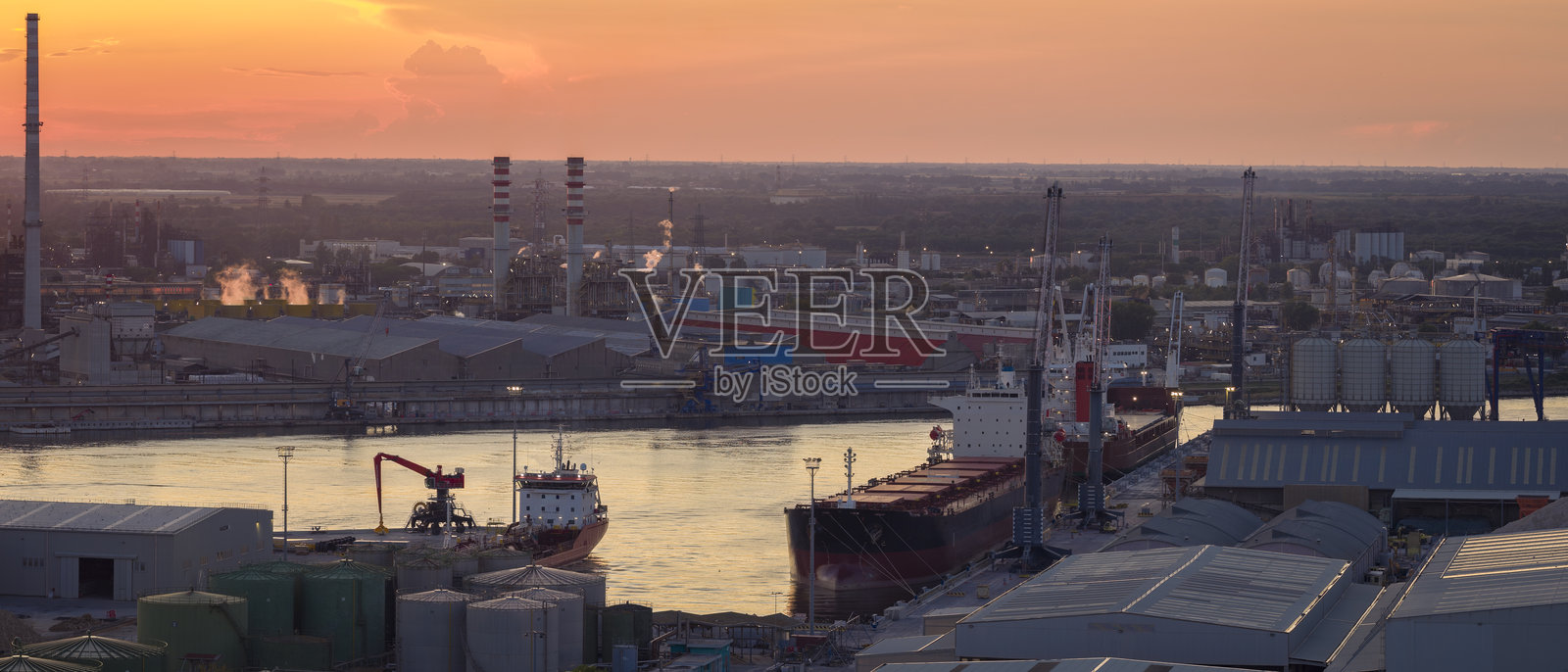 俯瞰图，展示了其在美丽日落下的化工、石化和港口产业照片摄影图片