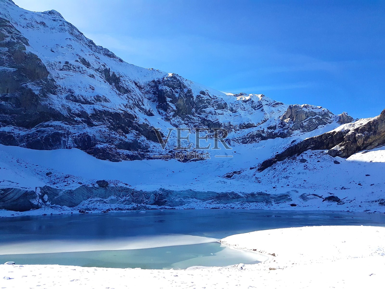瑞士阿尔卑斯山克劳森山口，山脉环绕的冰川湖照片摄影图片