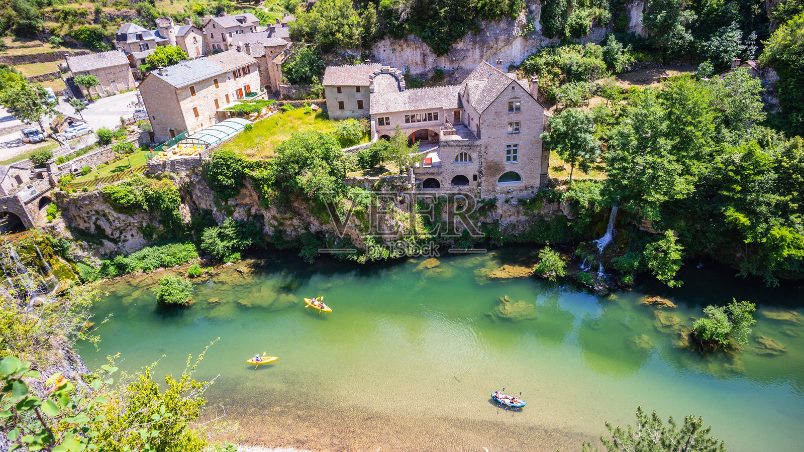 法国圣谢利迪塔恩村附近的塔恩河上的独木舟照片摄影图片