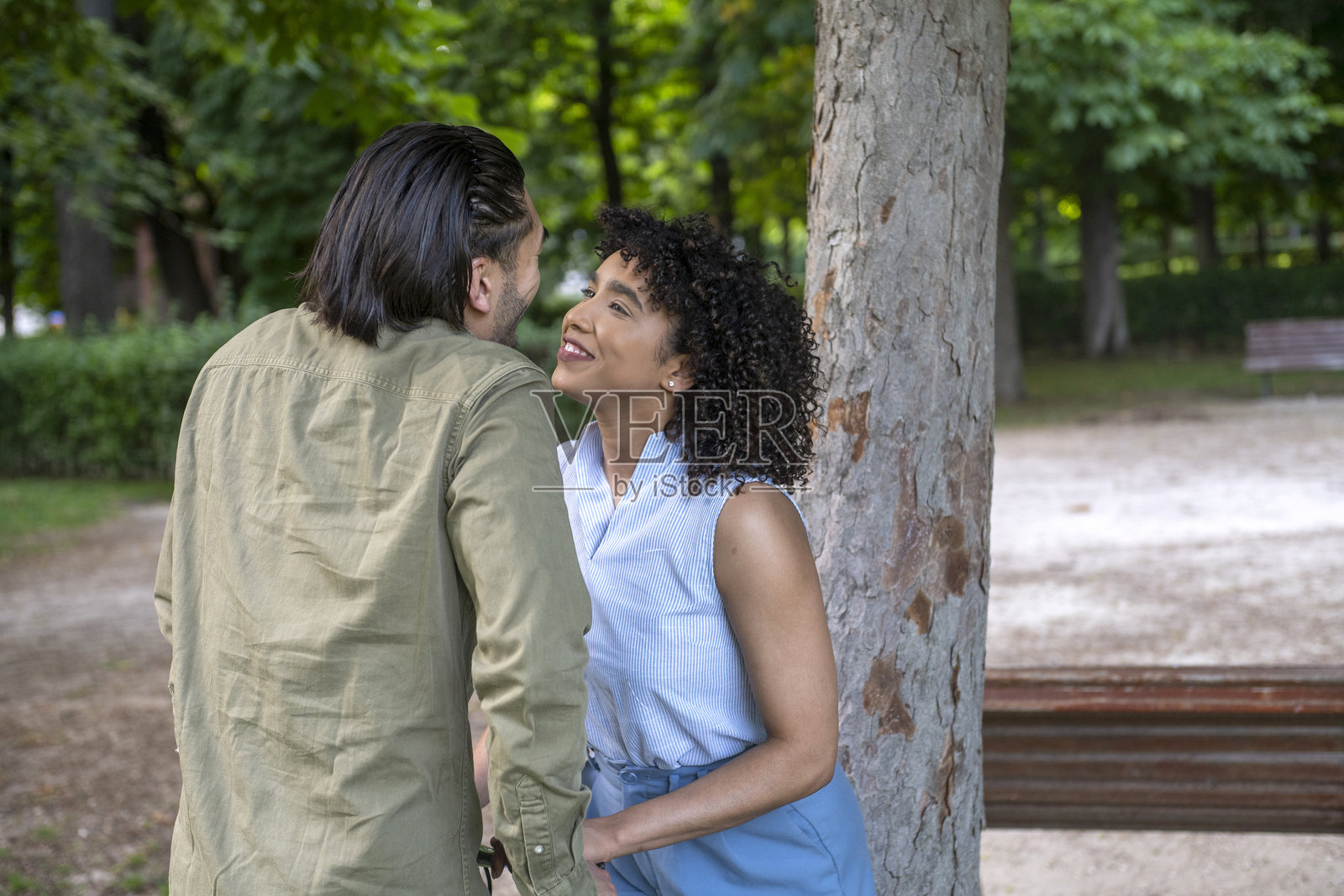 跨种族情侣在公园里分享快乐时光照片摄影图片
