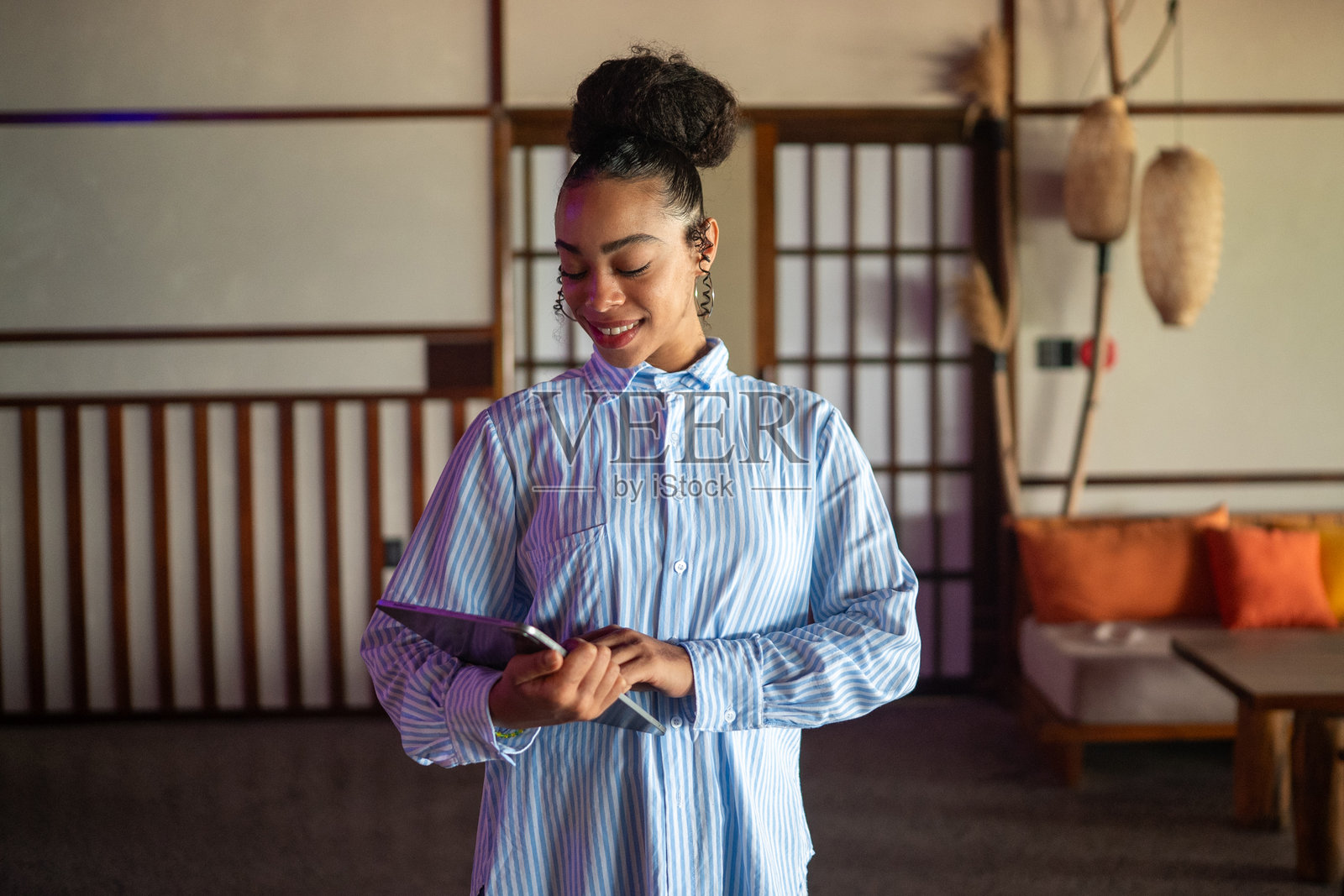 年轻的酒店业创业者，带着新想法、热情和奉献精神投身餐厅事业照片摄影图片