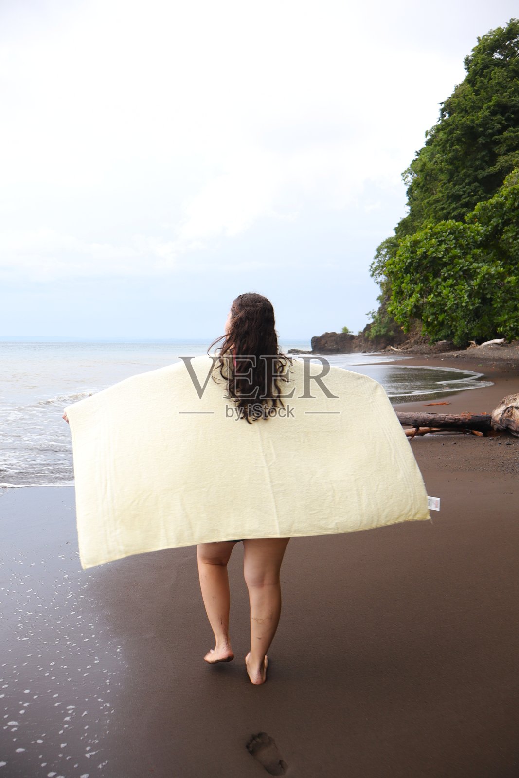 快乐的女孩感受着温暖的阳光照片摄影图片