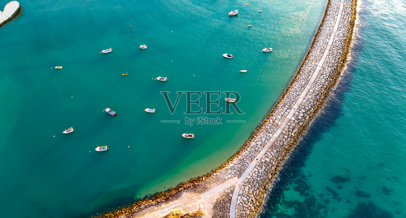 葡萄牙阿尔加维阿尔布费拉码头的鸟瞰图照片摄影图片