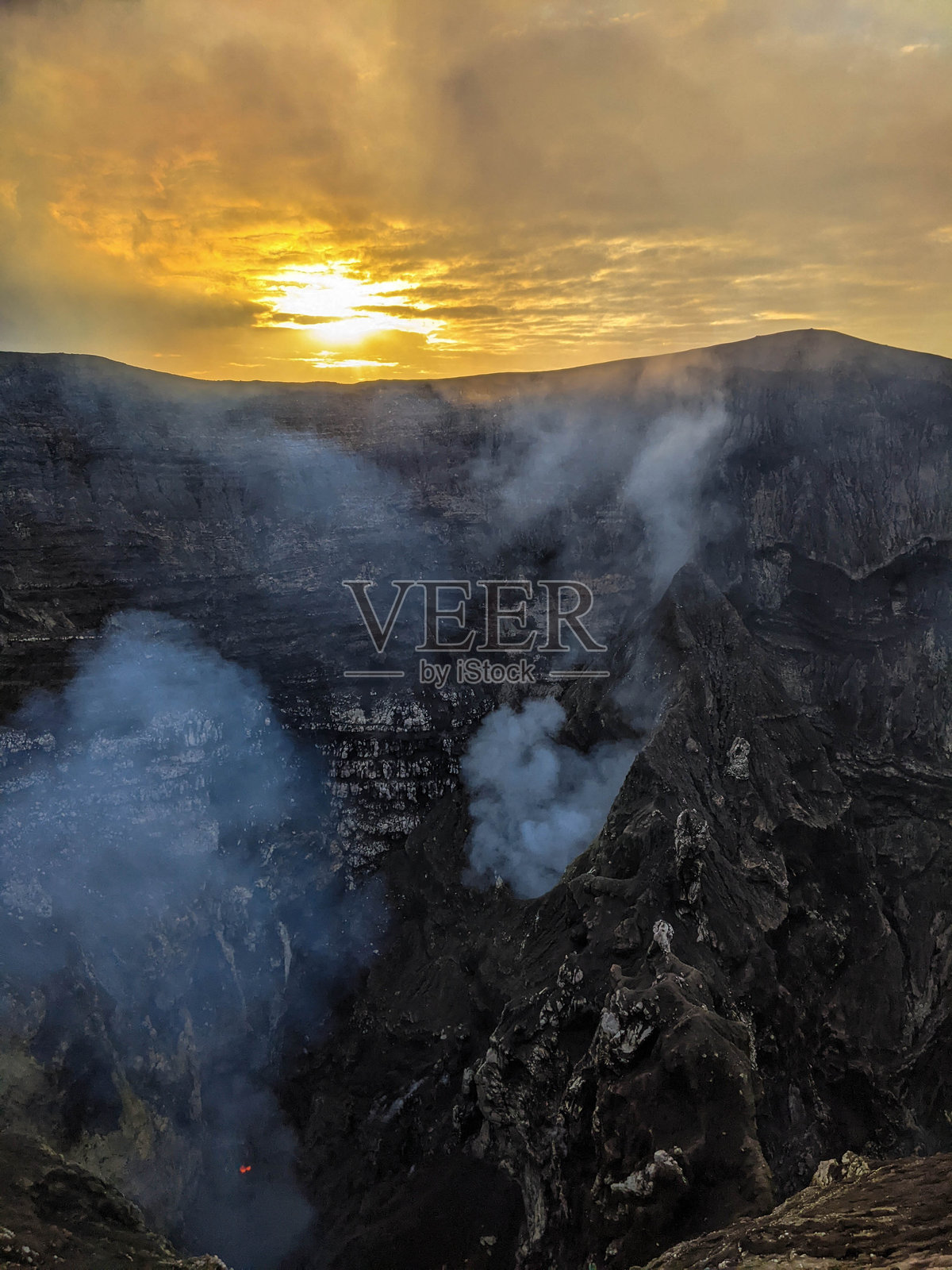 亚苏尔火山火山口照片摄影图片