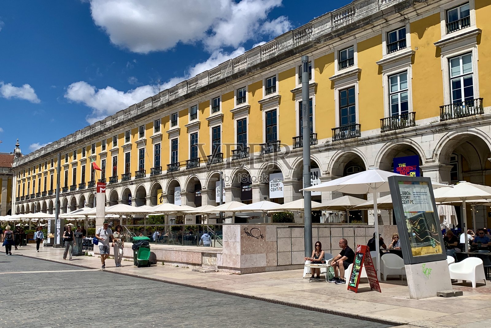 葡萄牙里斯本市中心历史悠久的商业广场上美丽的时期建筑。照片摄影图片