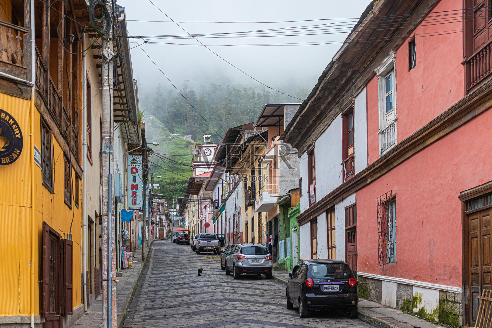厄瓜多尔阿拉乌西历史中心的老城区街道照片摄影图片