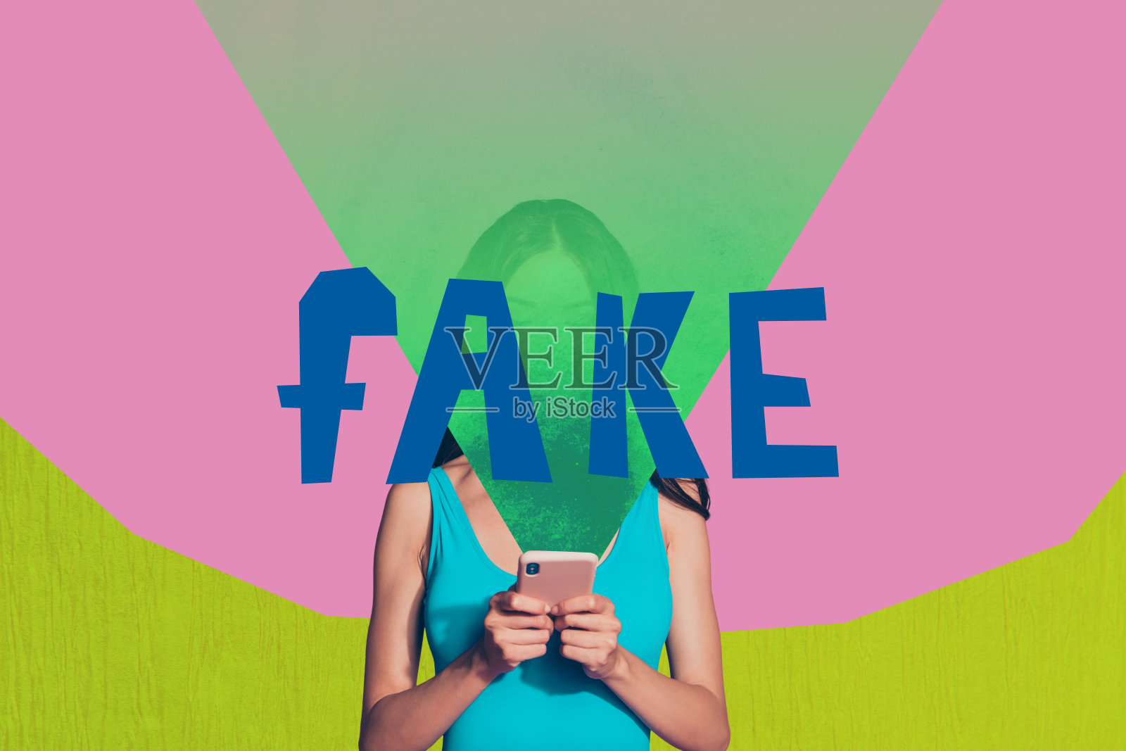 震惊的人盯着智能手机屏幕上的“假新闻”字样的拼贴画，象征着网络新闻虚假信息照片摄影图片