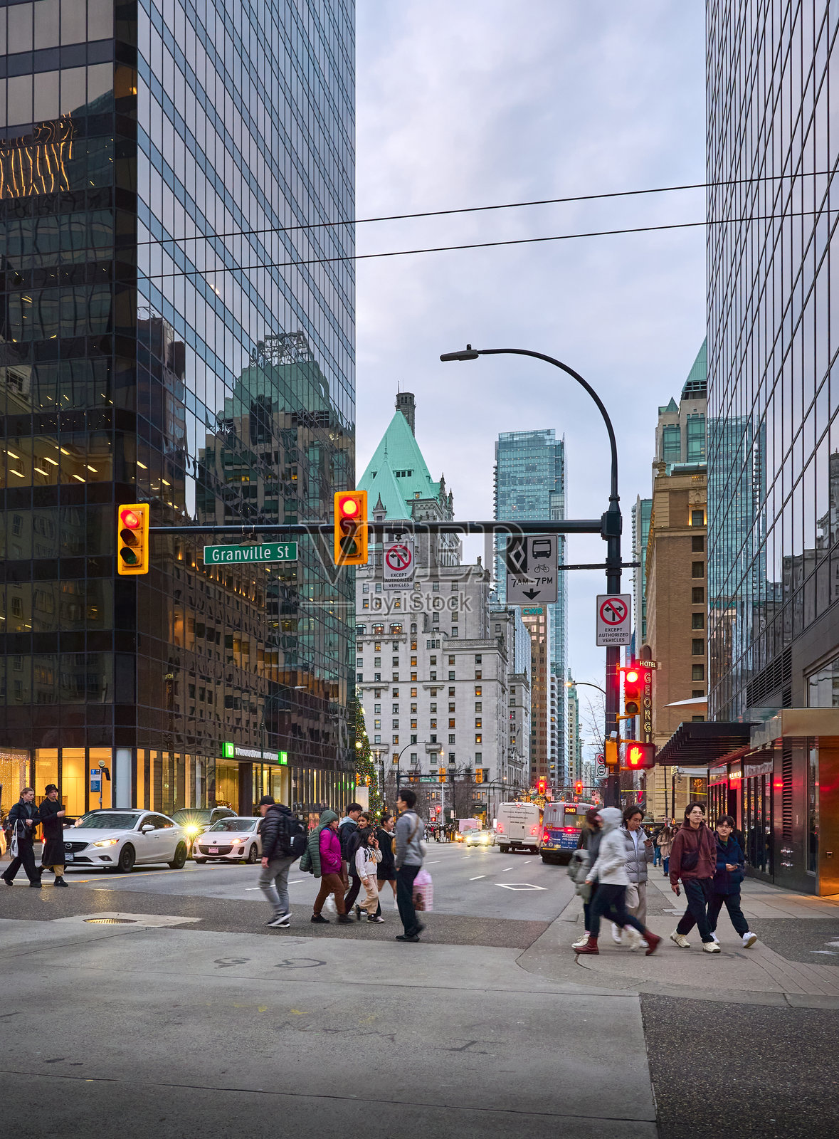 温哥华市中心。格兰维尔街与西乔治亚街的交汇处。照片摄影图片