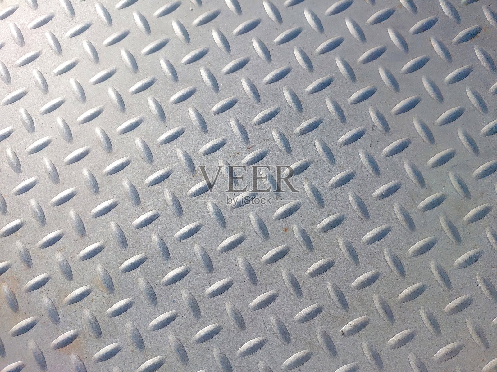 仓库环境中用作工业地板的金属波纹板照片摄影图片