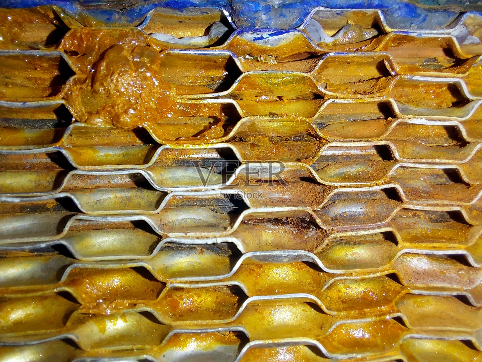 工业板式换热器在维护过程中板片组中的污垢堆积照片摄影图片