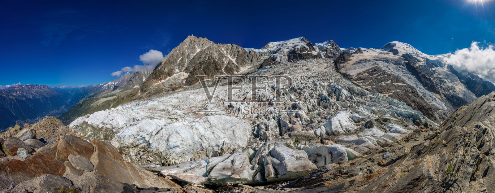 夏季阳光明媚的阿尔卑斯山风光，位于勃朗峰徒步路线（TMB）照片摄影图片
