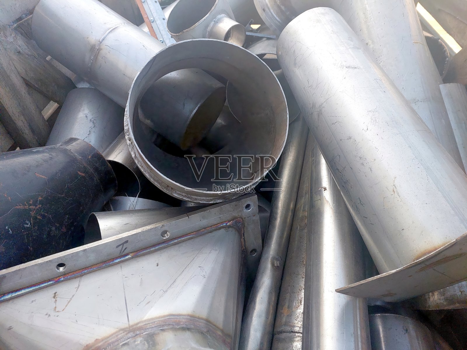 回收处理和再利用的不锈钢废料在回收厂聚集照片摄影图片