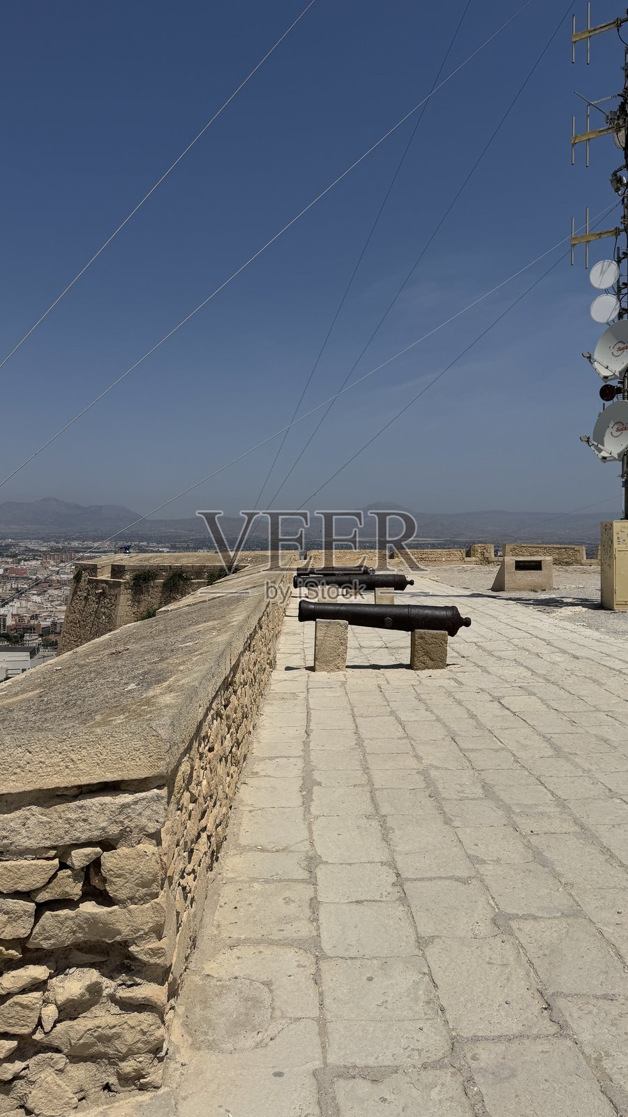 阿利坎特市和加农炮的景观照片摄影图片