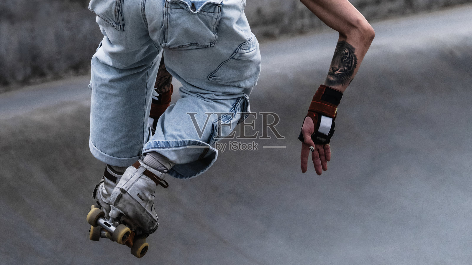 加利福尼亚州威尼斯海滩——摄于标志性的威尼斯海滩滑板公园，捕捉动感十足、自然真实的滑板瞬间的纪实图片照片摄影图片