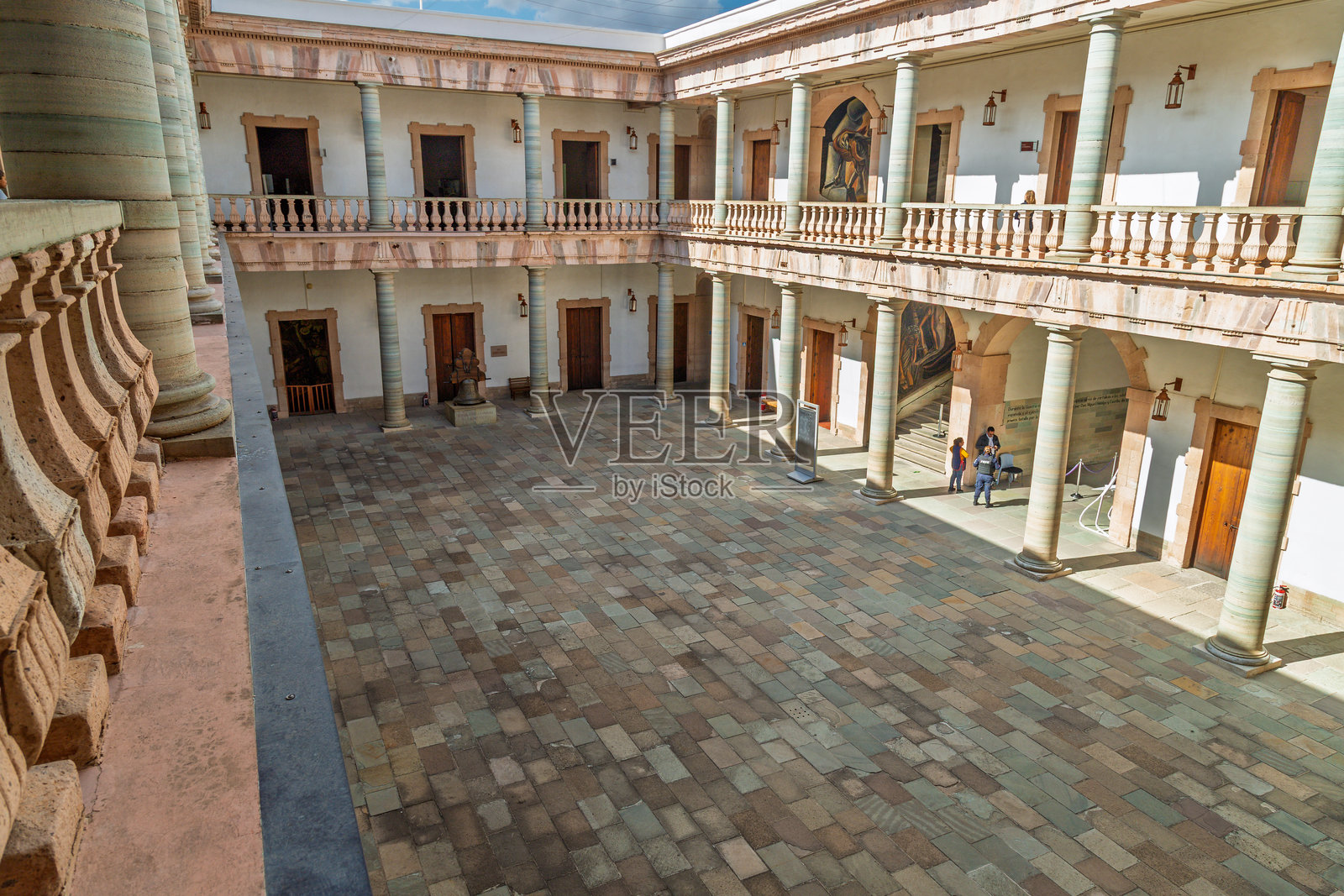 瓜纳华托地区博物馆阿尔洪迪加·德·格拉纳迪塔斯内部庭院的整体景观照片摄影图片