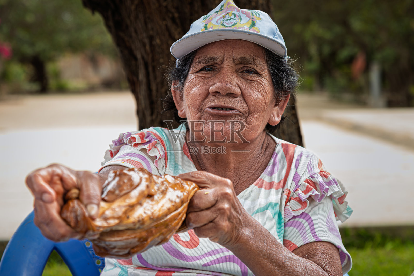 一位女士在图库梅金字塔入口处售卖正在制作的帕内拉糖照片摄影图片