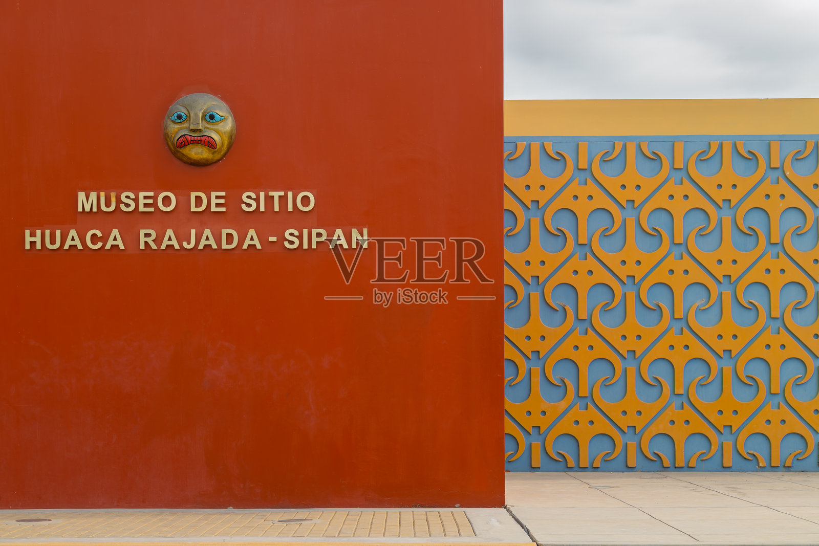 休卡拉哈达-西潘遗址博物馆的侧立面,配有机构标志和装饰面具照片摄影图片