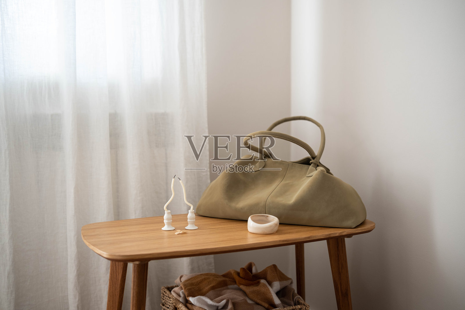 时尚的秋季装扮，包括针织毛衣和女士包，放在木制长凳上，温暖的秋季服装，适合城市漫步照片摄影图片