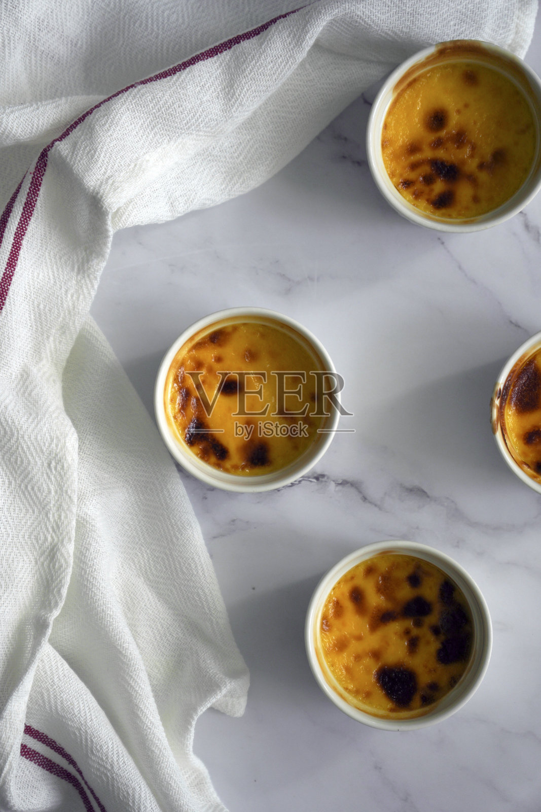 奶油味十足且美味的焦糖布丁，盛放在小烤碗中照片摄影图片