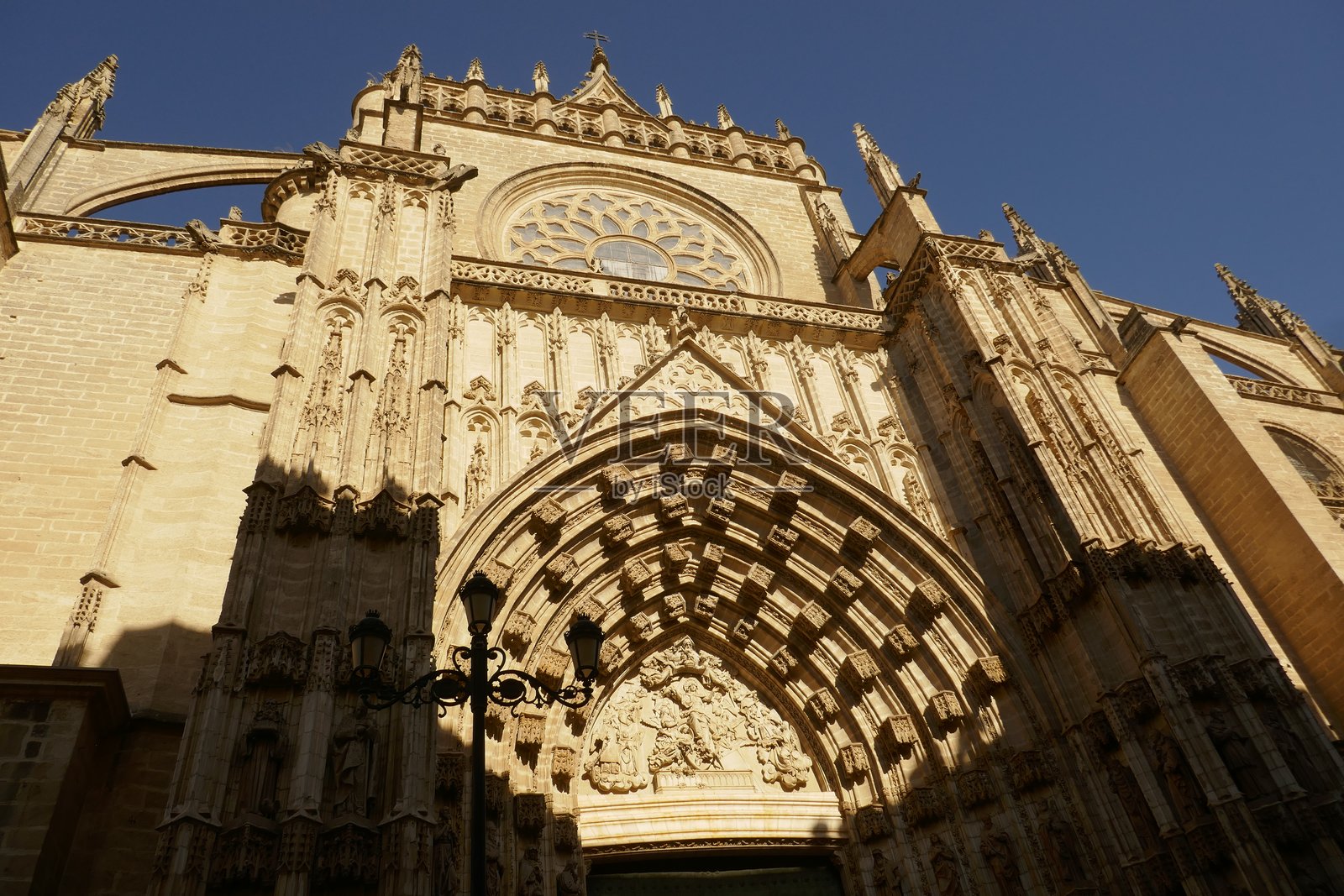 九月阳光灿烂的塞维利亚照片摄影图片