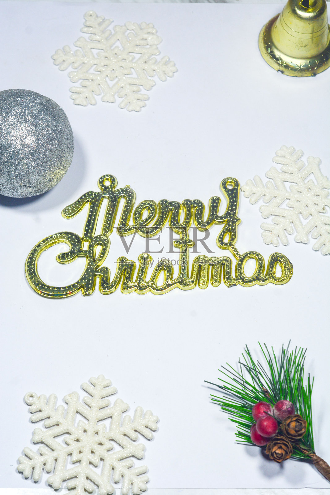 红白主题的圣诞背景，带有星星和礼盒等元素照片摄影图片