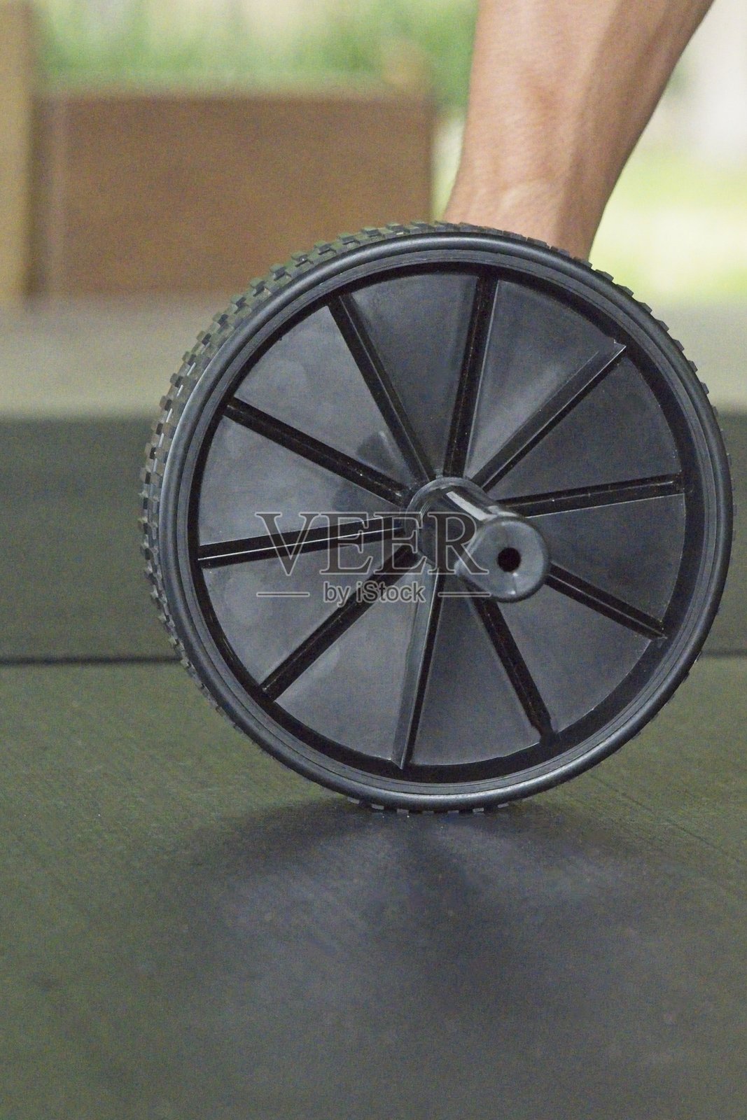 瑜伽垫上的健腹轮照片摄影图片