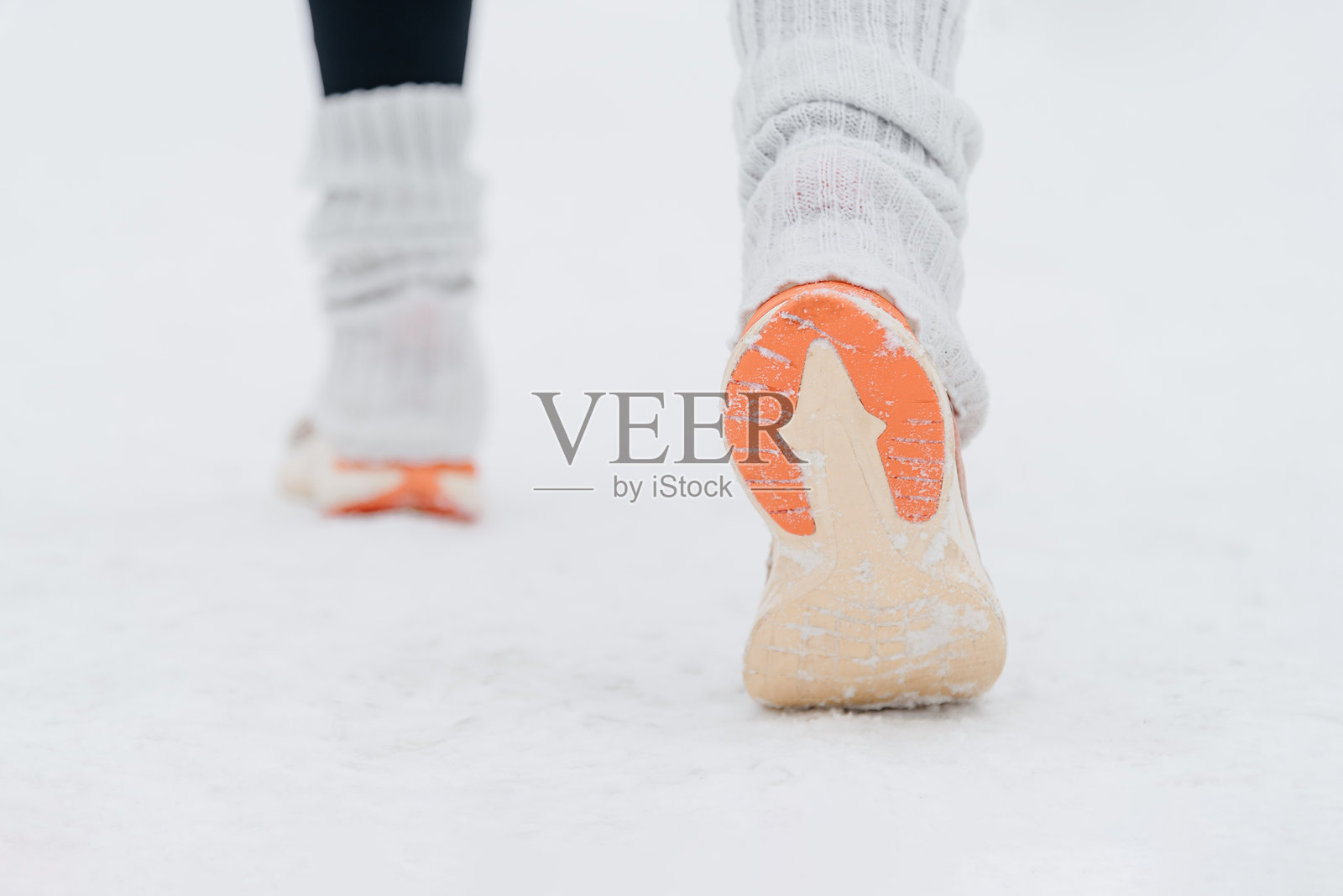 年轻的白种女性在冬季的公园里跑步照片摄影图片